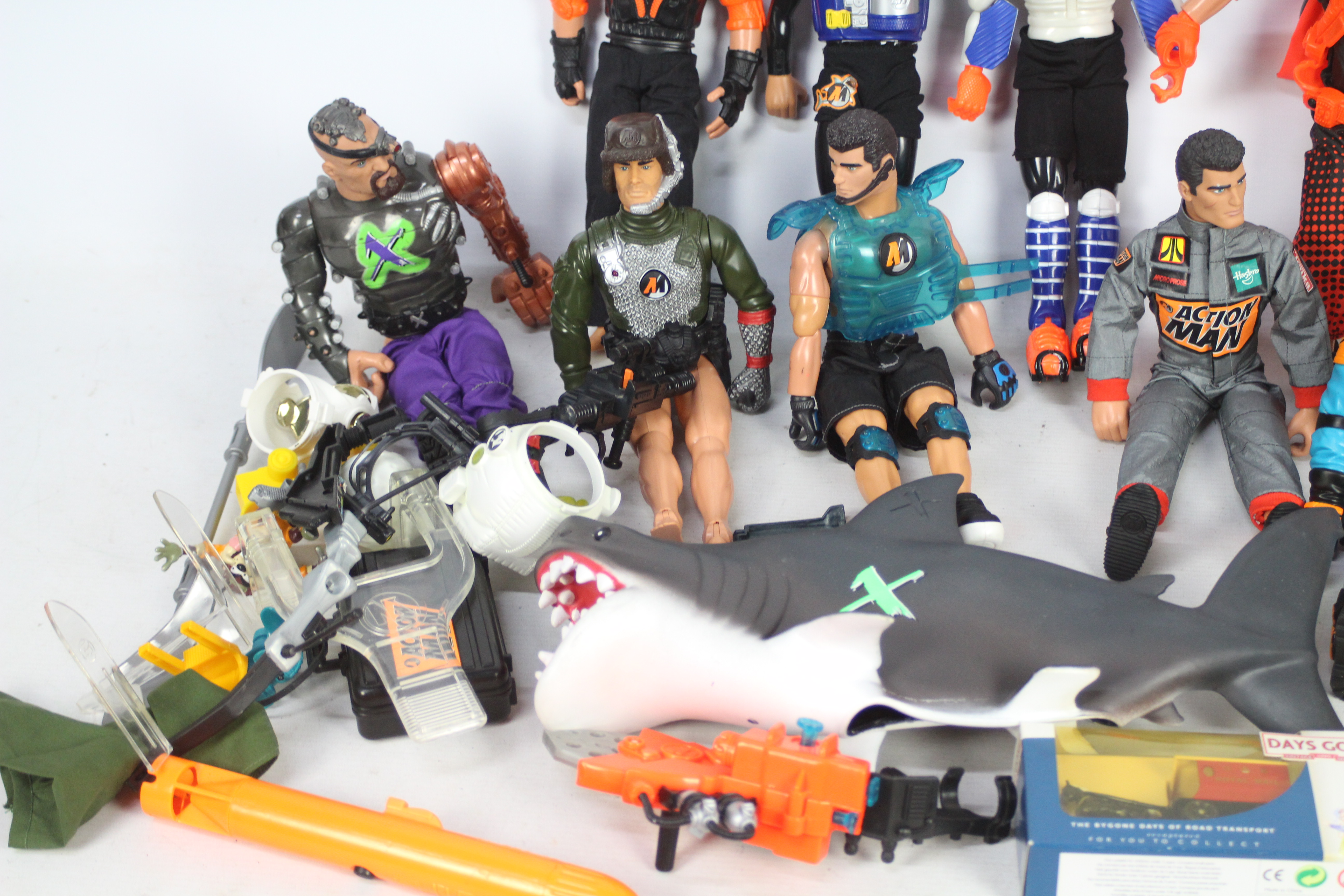 A collection of nine loose Action Men with various accessories, cage and shark. - Bild 3 aus 4