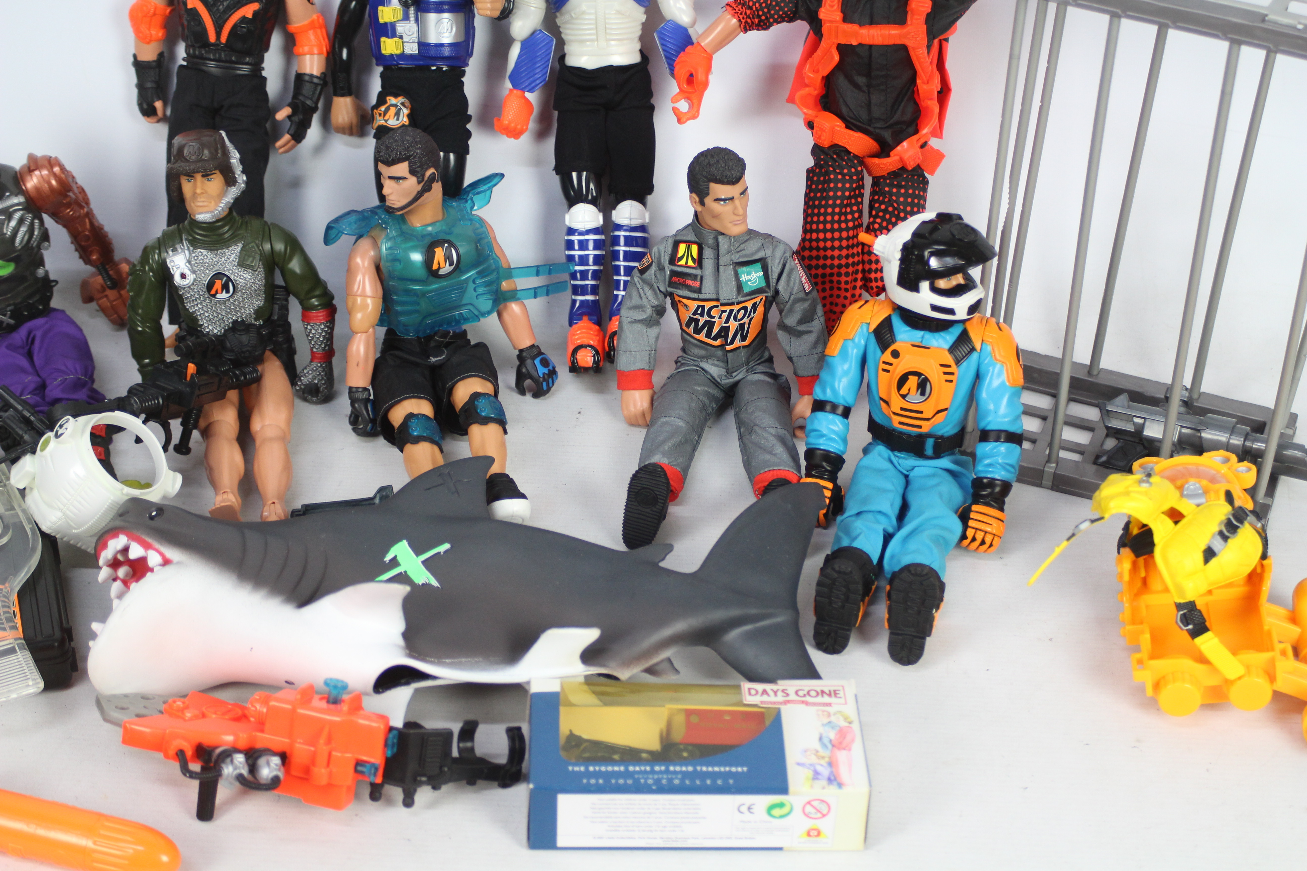 A collection of nine loose Action Men with various accessories, cage and shark. - Bild 4 aus 4