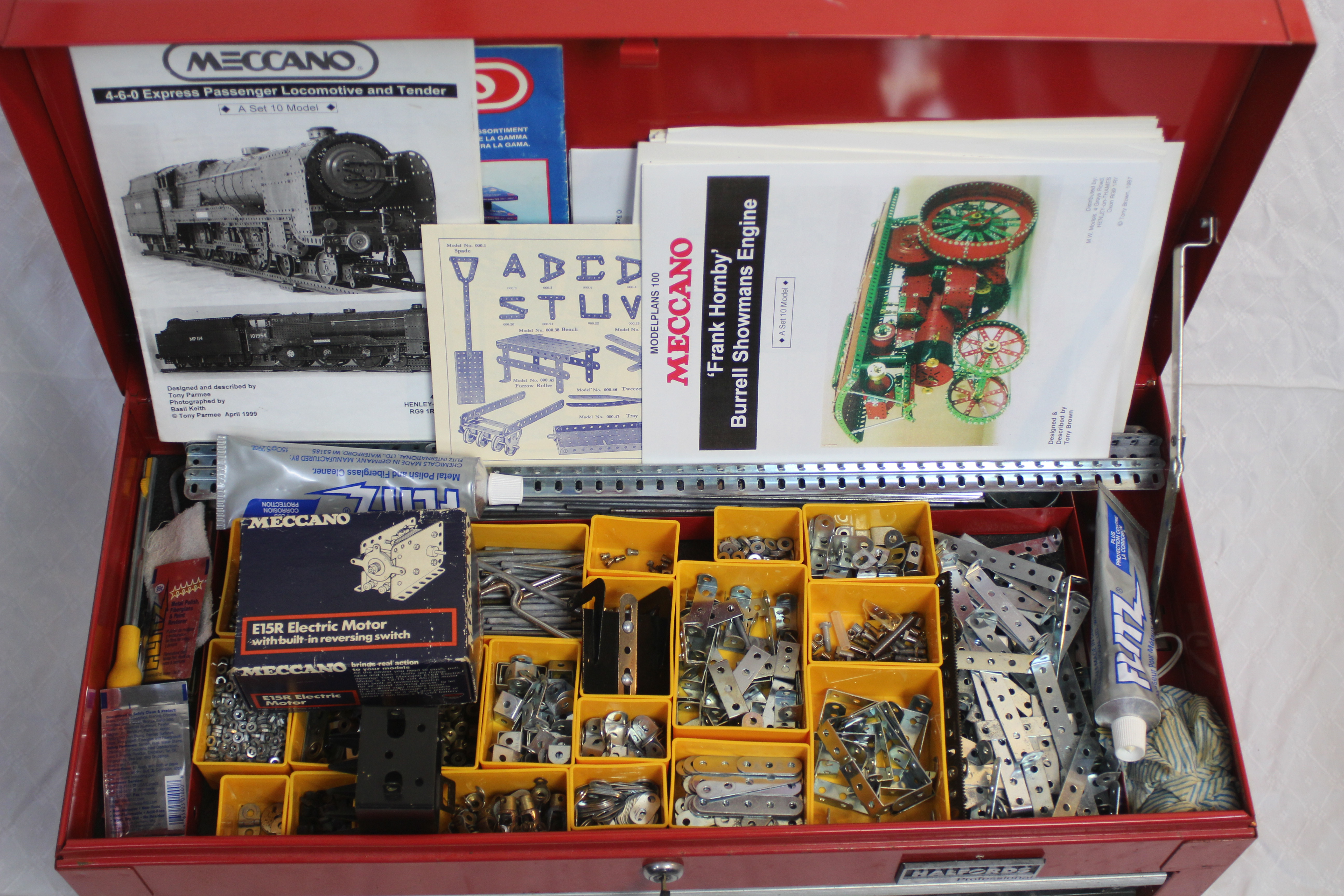 Meccano - A large quantity of Meccano housed in an Halfords 4-Drawer metal chest. - Bild 2 aus 8