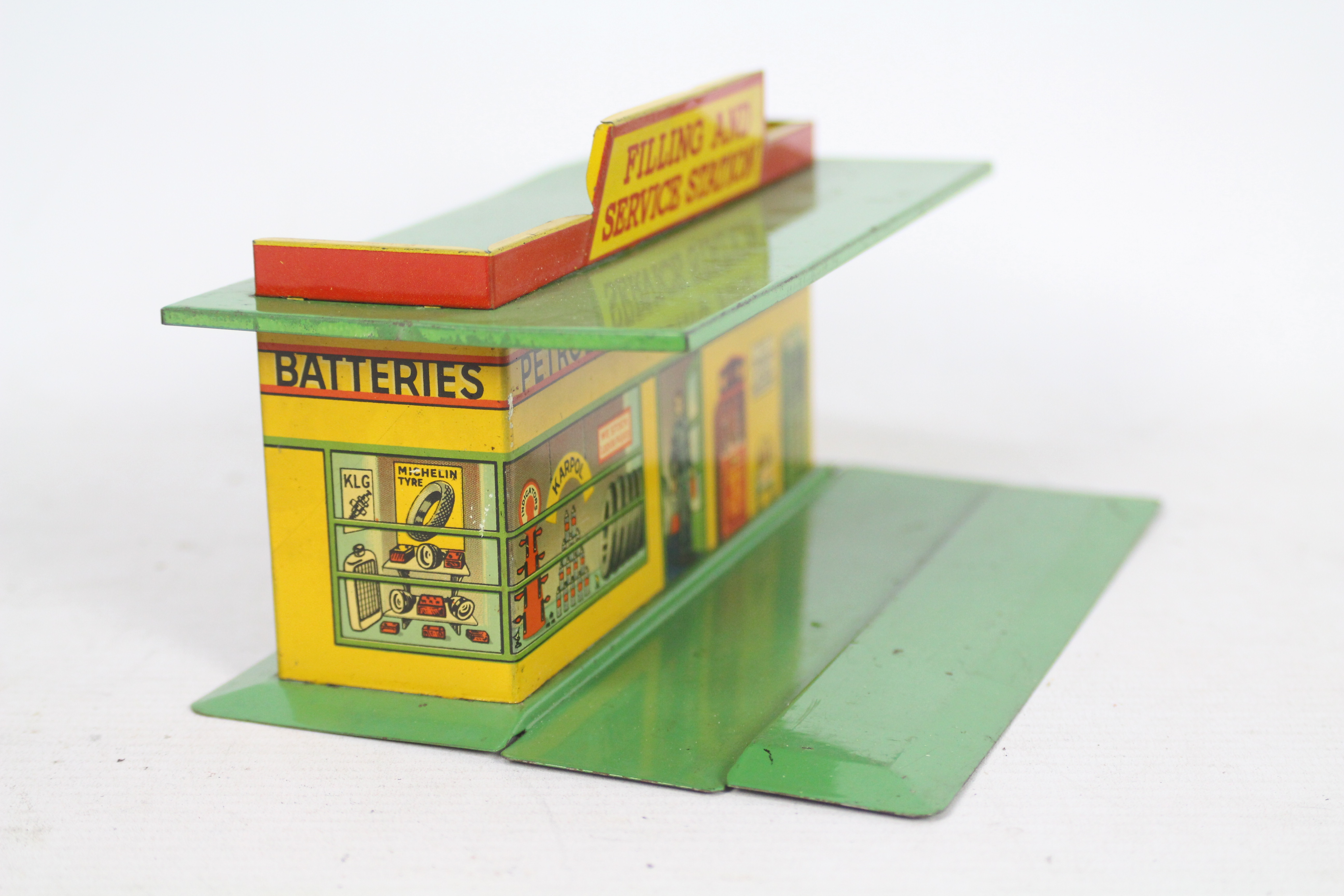 Dinky - A rare Dinky pre war Filling And Service Station in yellow with green roof and base # 48. - Image 3 of 6