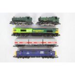 Graham Farish - A collection of N Gauge locos and a wagon including a Class 37 Diesel loco,