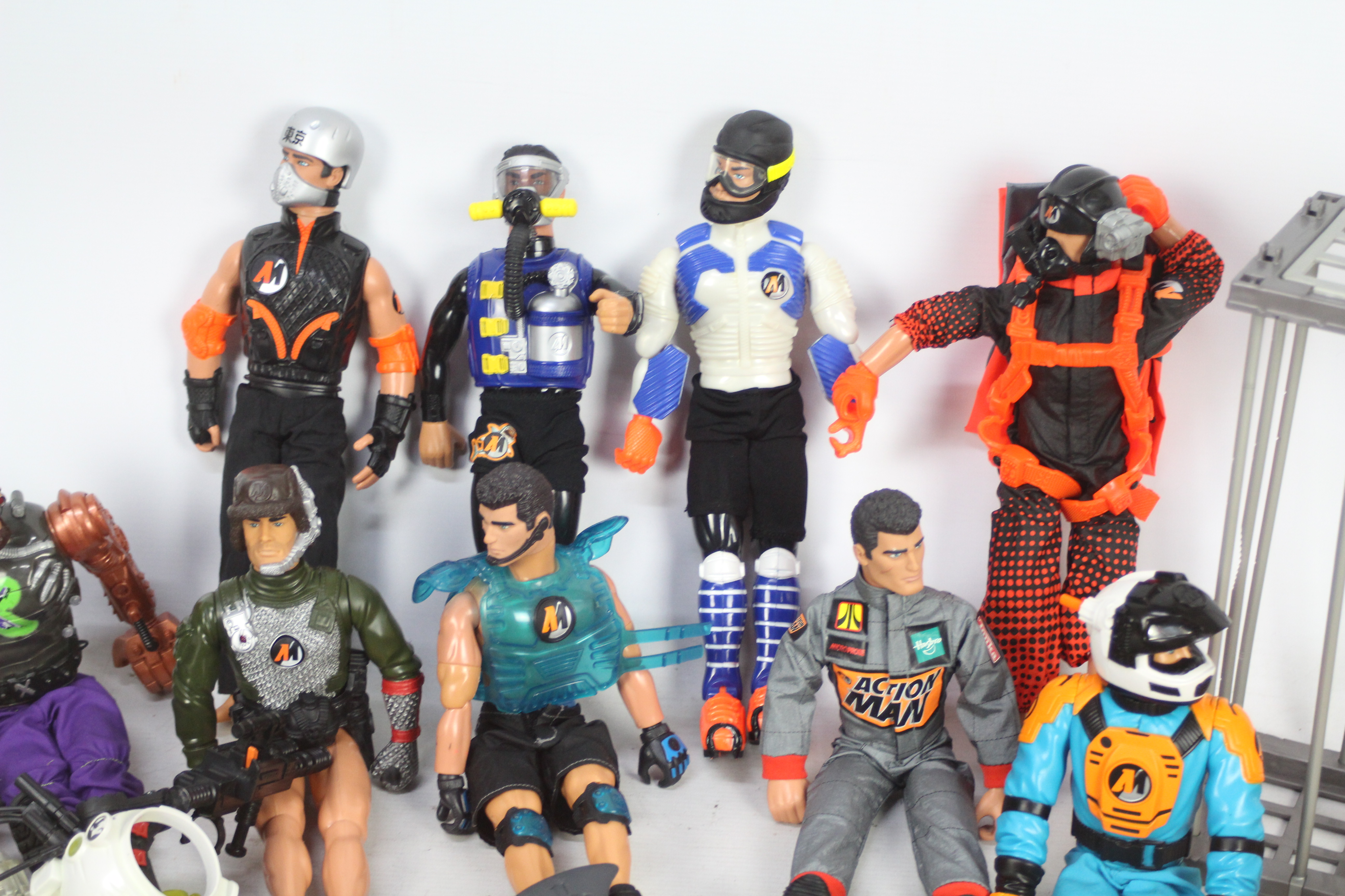 A collection of nine loose Action Men with various accessories, cage and shark. - Bild 2 aus 4