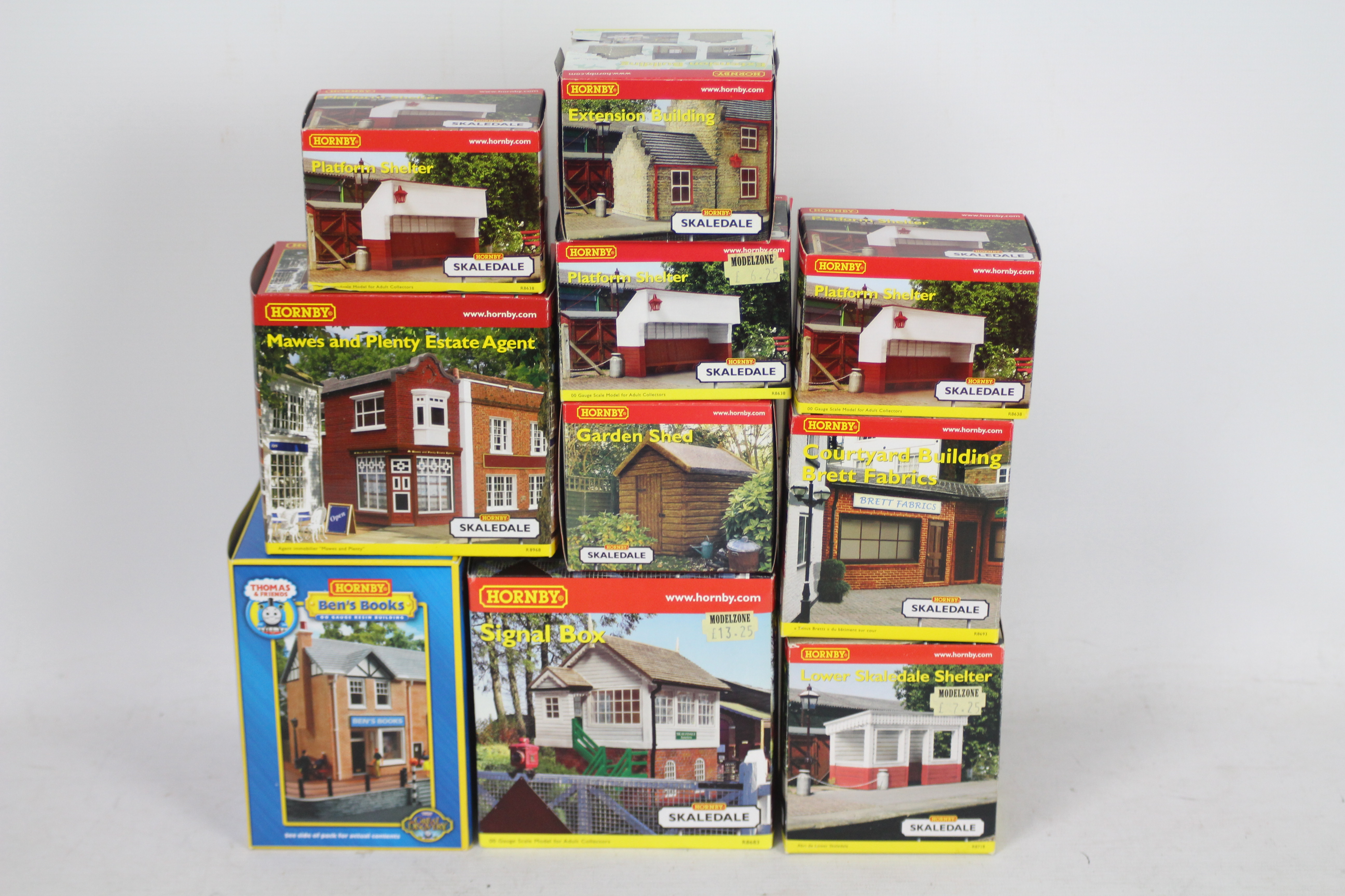 Hornby - Skaledale - 10 x boxed items of OO gauge buildings and trackside accessories including