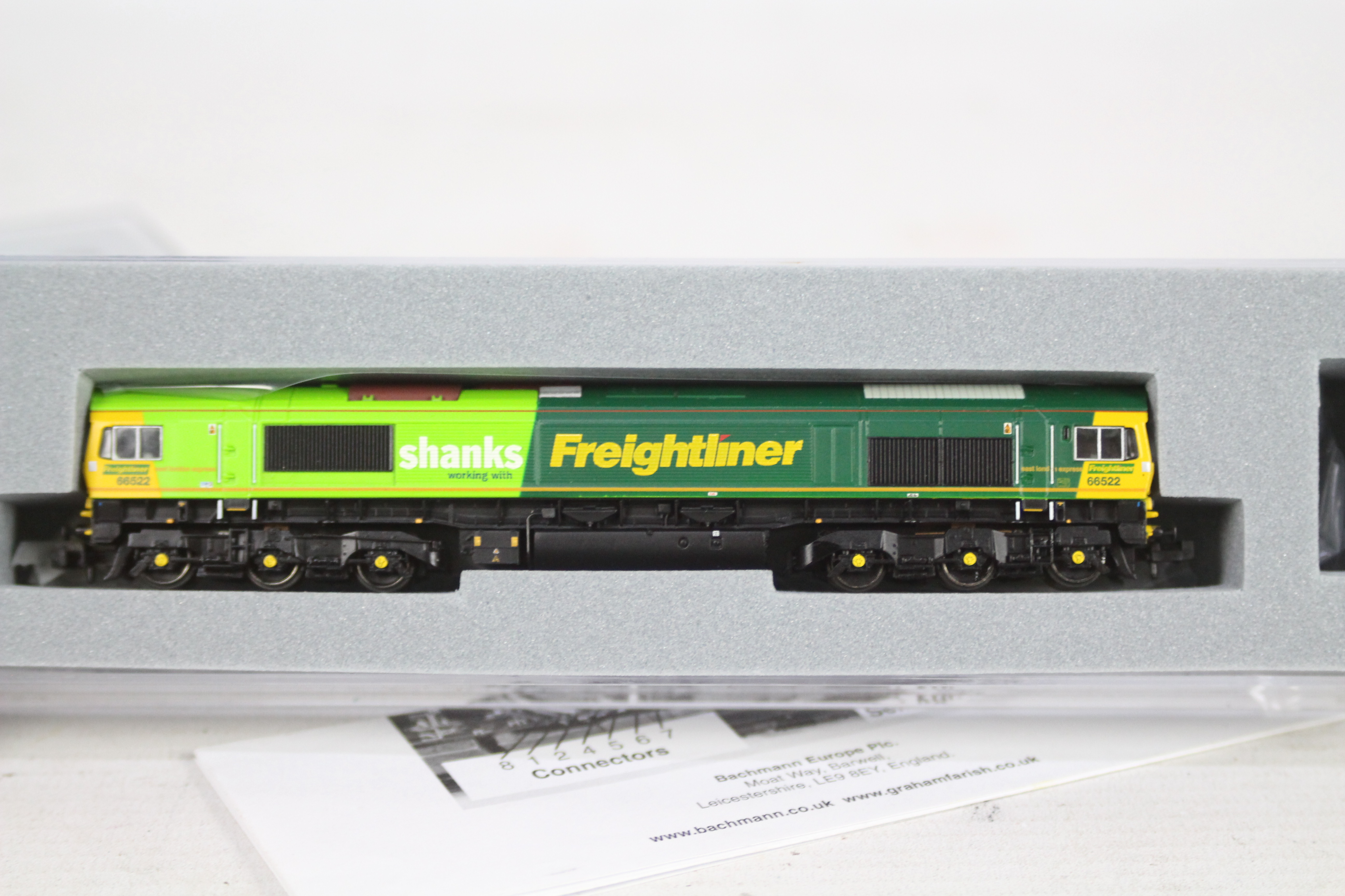 Graham Farish - Bachmann - 2 x N Gauge Class 66 Diesel locos in Freightliner Shanks livery - Image 3 of 3