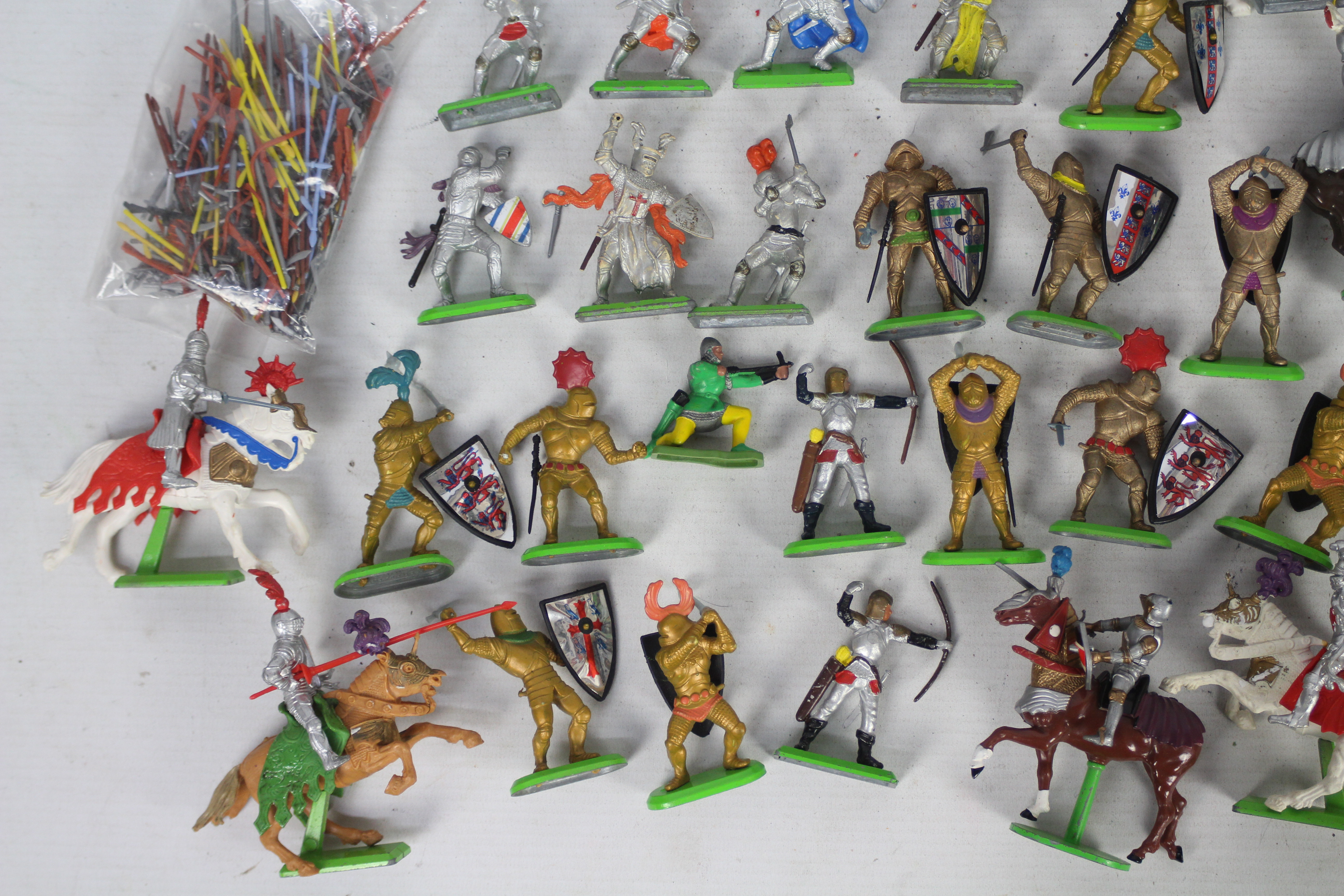 A large collection of Britains Ltd - Deetail painted plastic figures including Knights and Saracens - Bild 2 aus 5