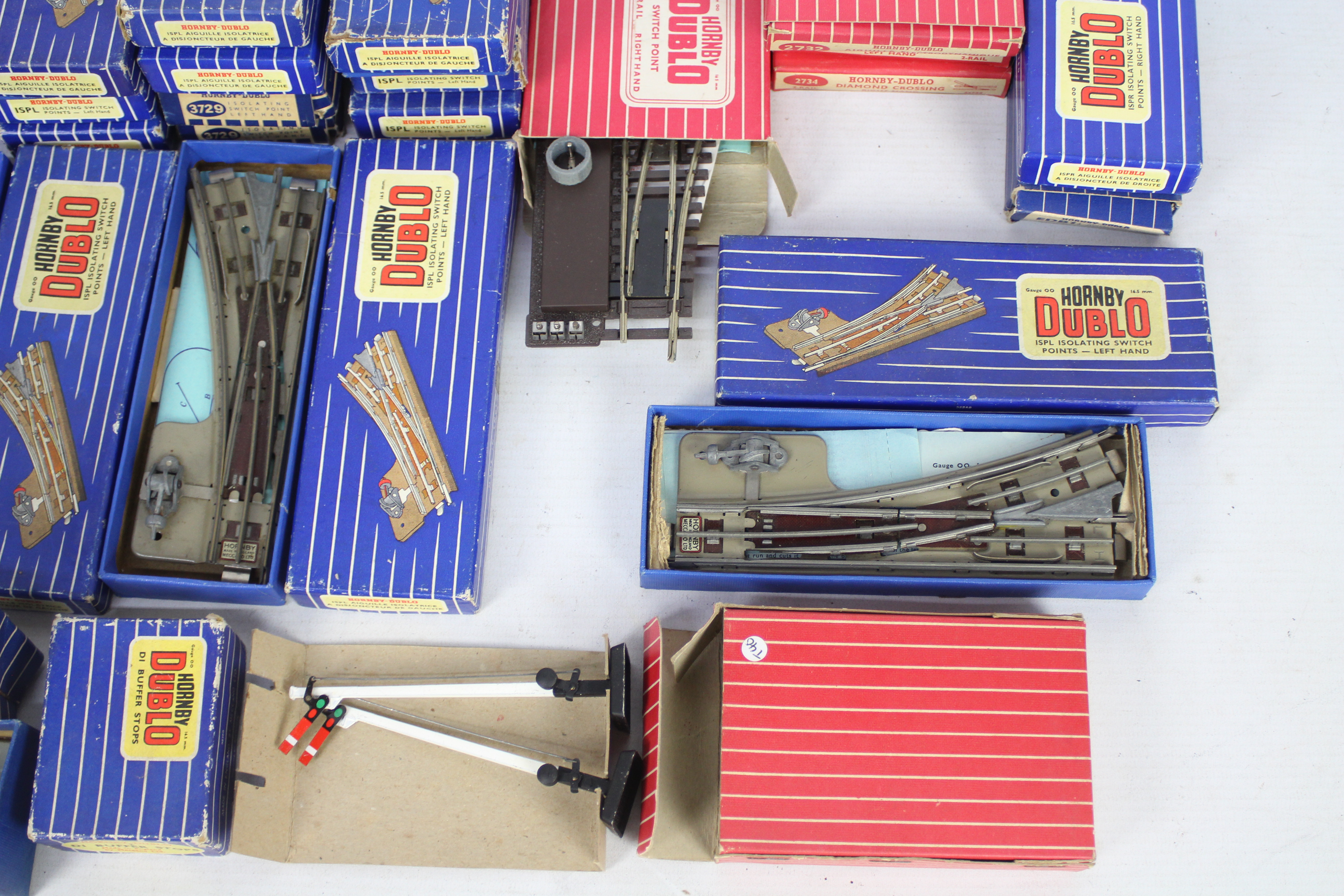 Hornby Dublo - A large collection of boxed Hornby Dublo predominately 3-rail track parts and - Image 3 of 5