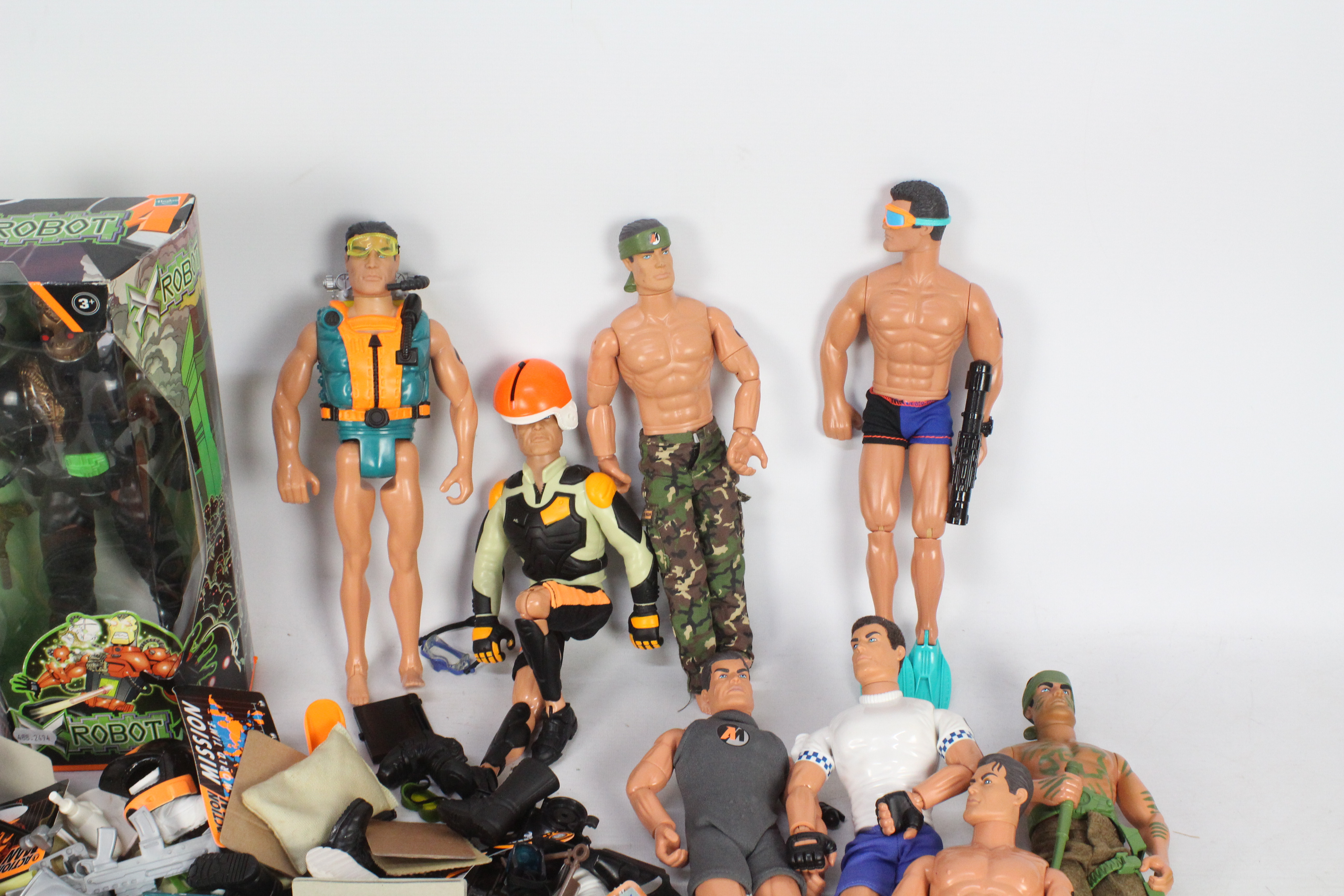 Action Man - A collection of 8 unboxed figures, 1 boxed X Robot unopened, Accessories. - Bild 2 aus 5