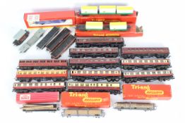Hornby - Dublo - Tri-ang Trix - 11 Coaches and 11 wagons in OO Gauge including three boxed bogie