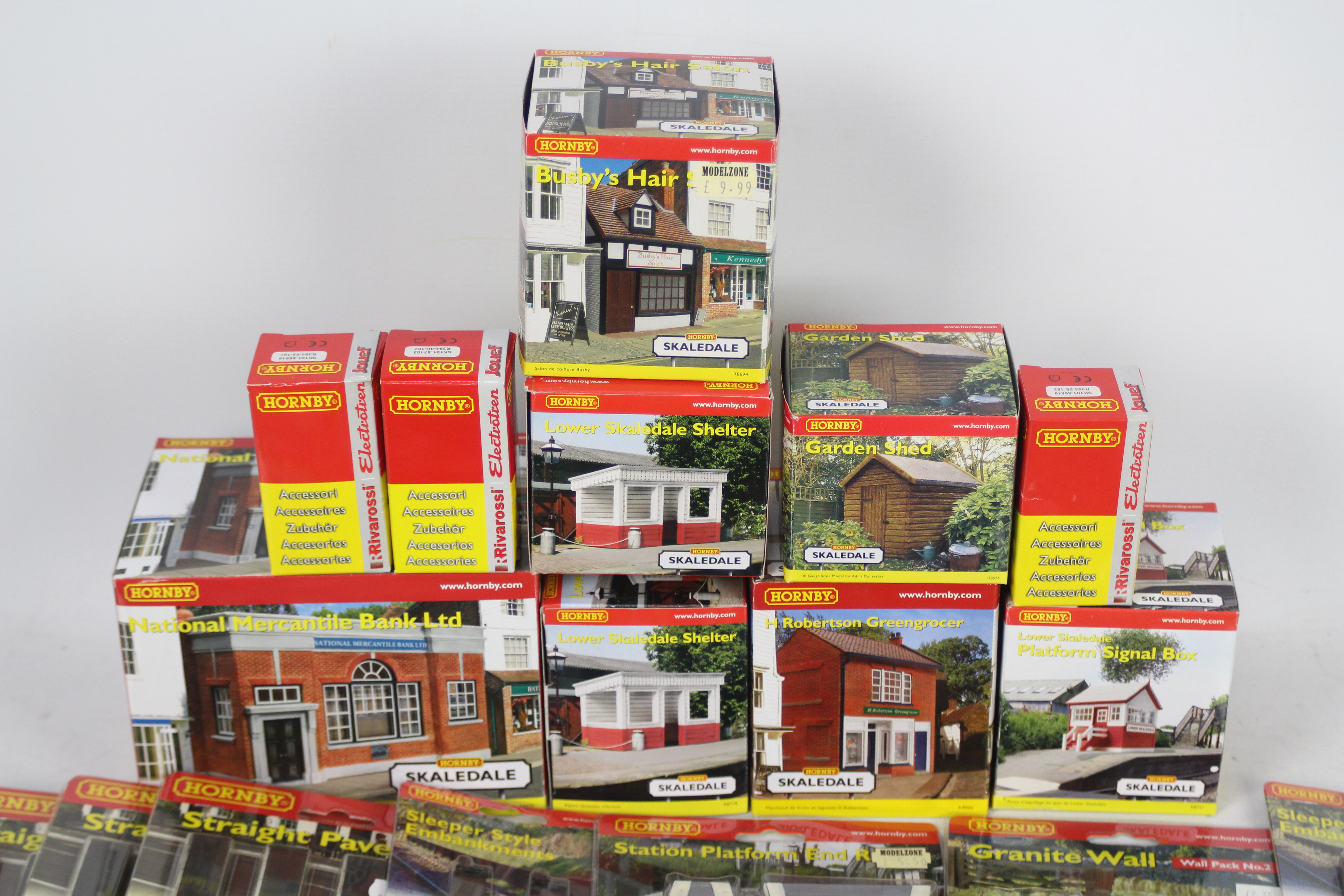 Hornby - Skaledale - A collection of 7 x boxed OO Gauge buildings and 22 x carded / boxed - Image 2 of 4