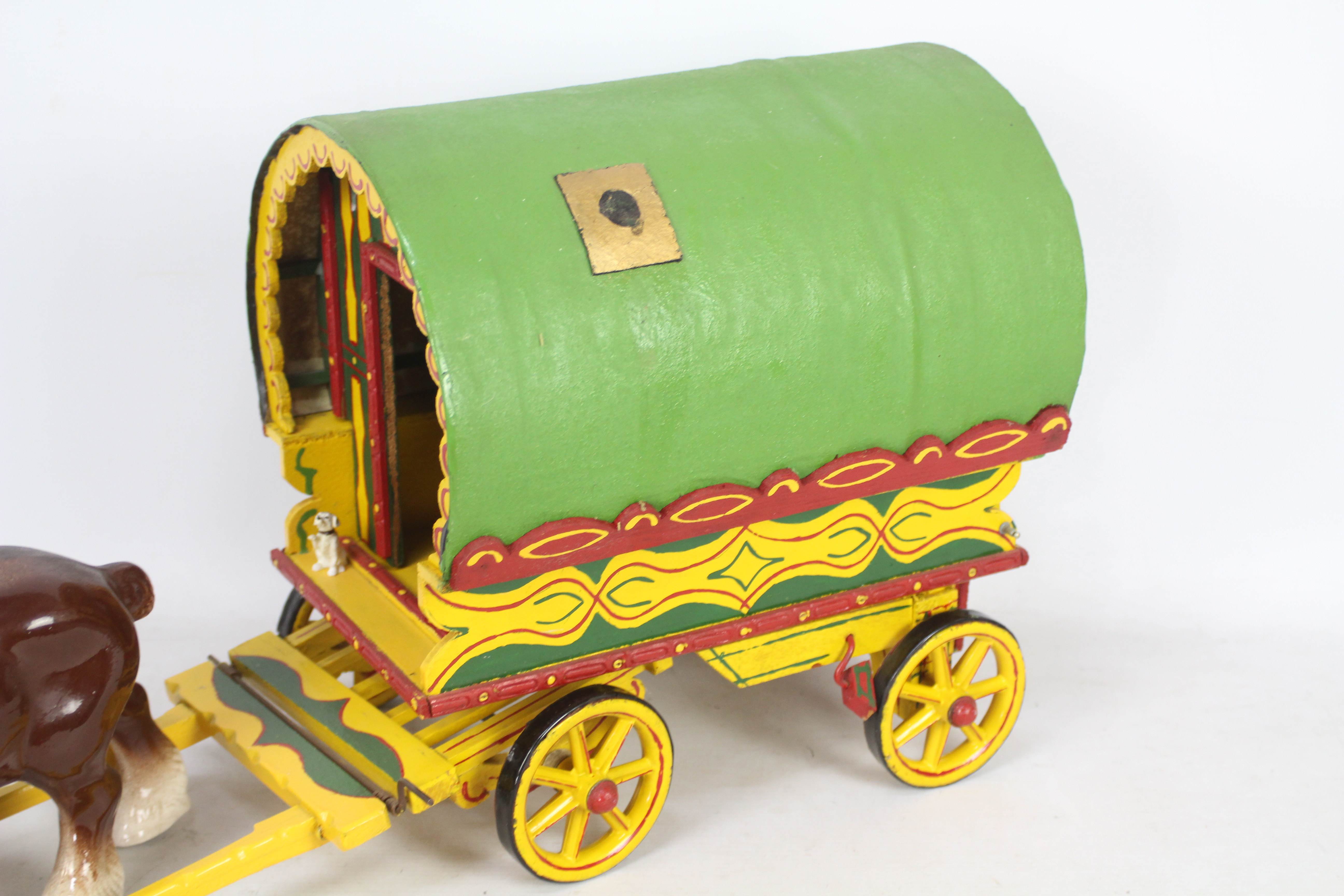 Unknown Maker - A scratch built wooden Romany Caravan with ornamental shire horse. - Bild 4 aus 4