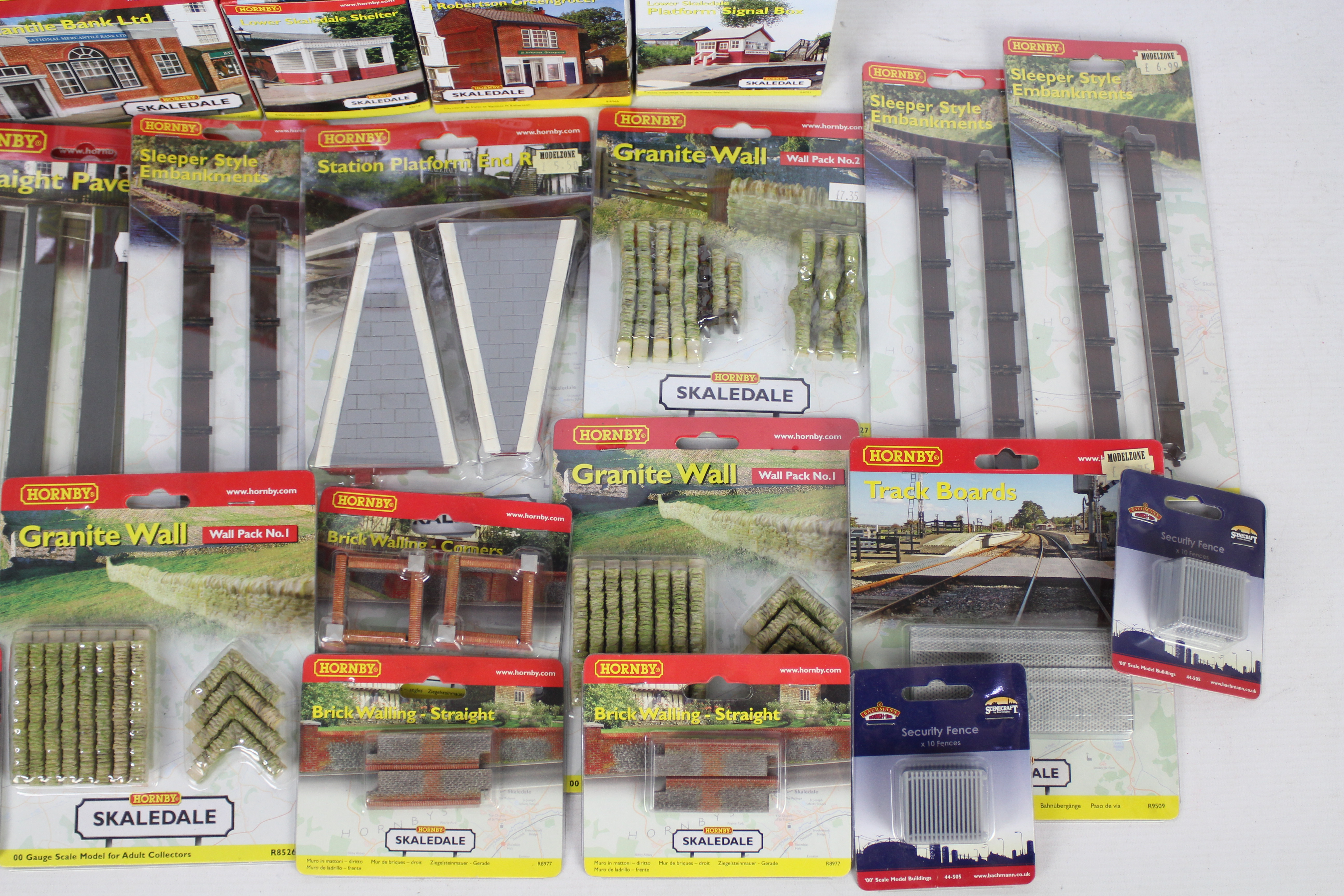 Hornby - Skaledale - A collection of 7 x boxed OO Gauge buildings and 22 x carded / boxed - Image 4 of 4