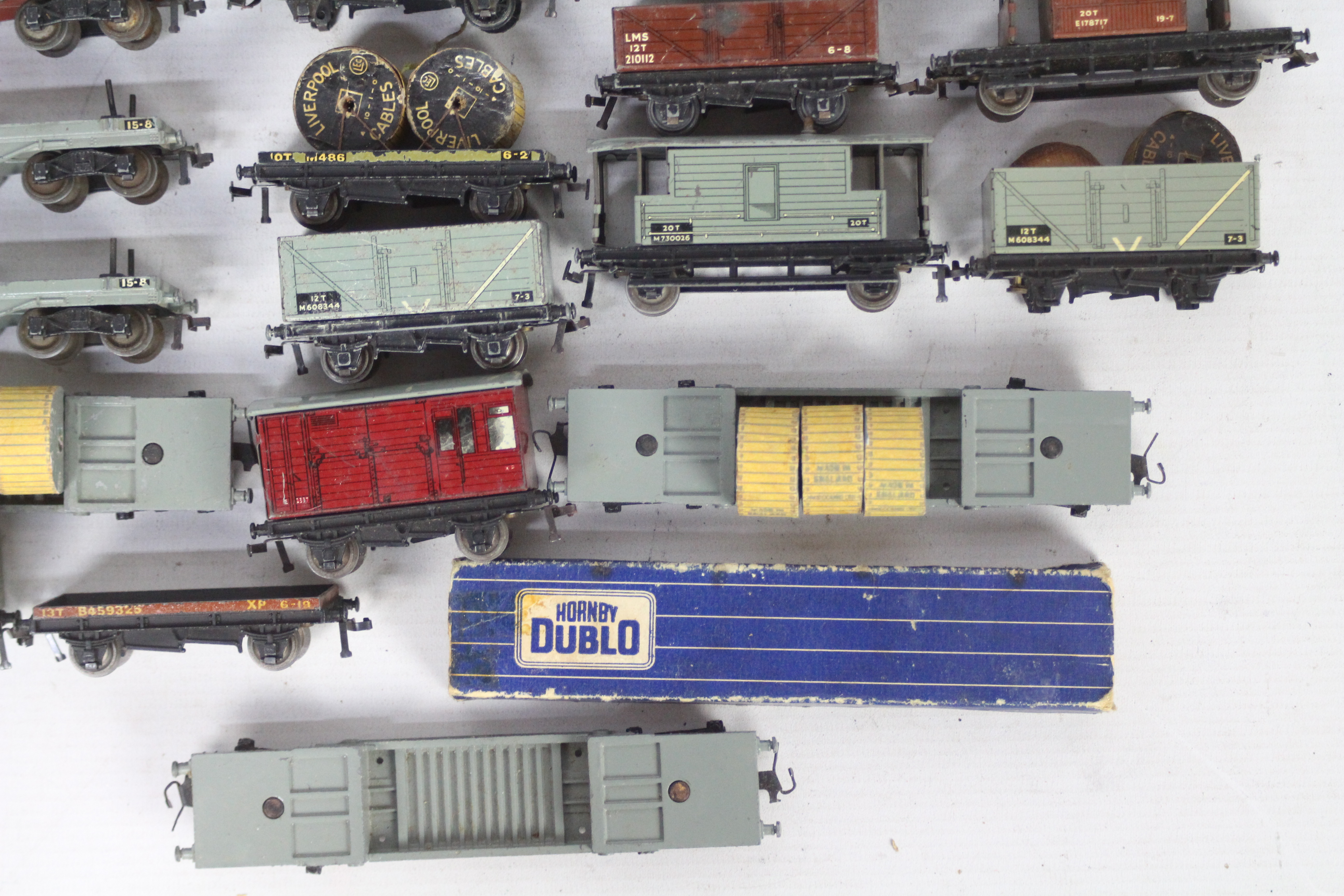 Hornby Dublo - Over 20 unboxed Hornby Dublo OO gauge wagons and vans. - Image 4 of 5