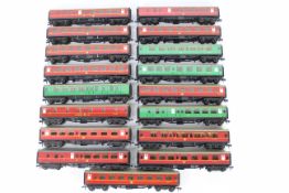 Hornby - A rake of 17 unboxed Hornby Dublo carriages.