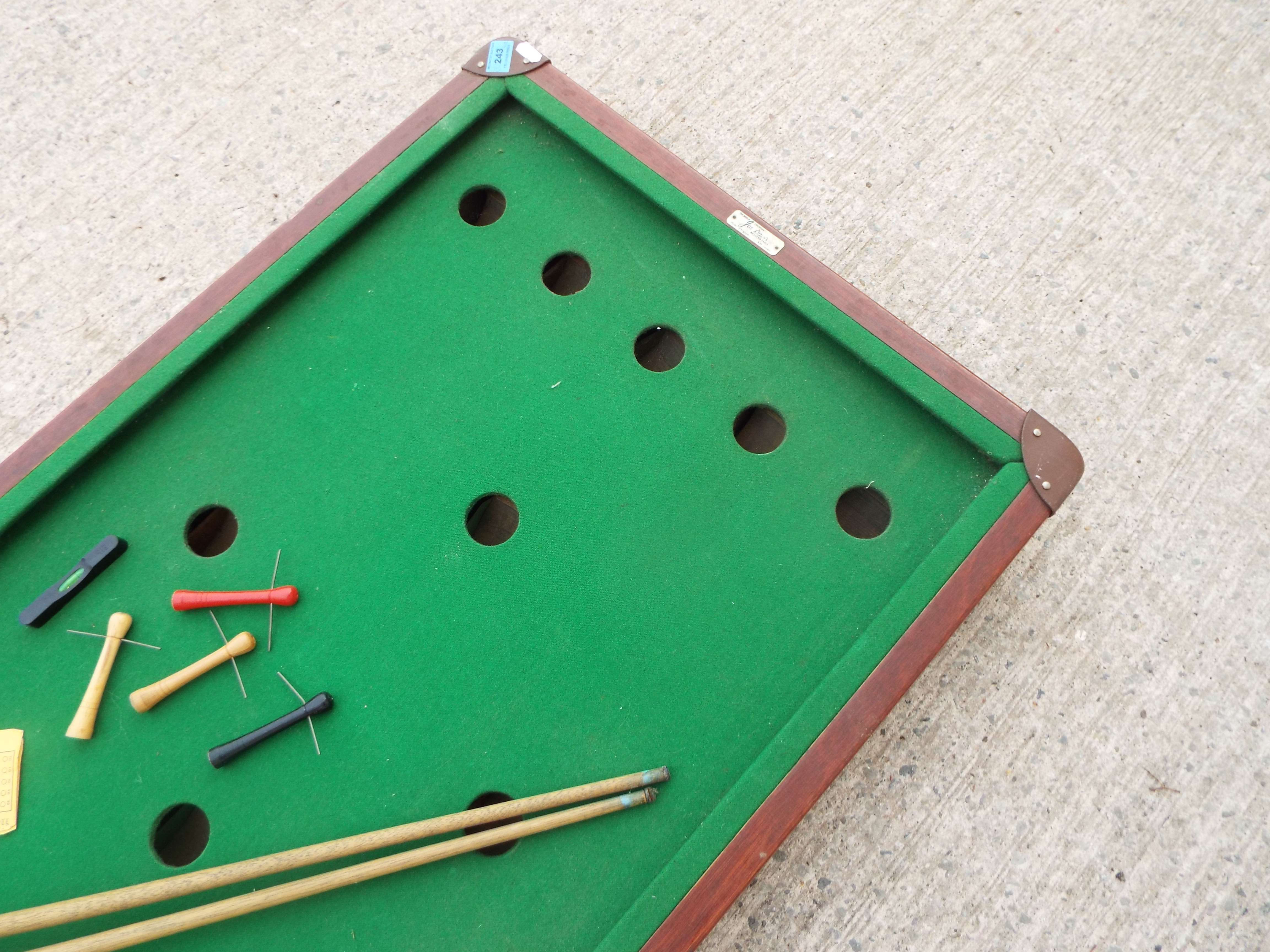 Joe Davis - A vintage Joe Davis 1/8 size Billiard Table with accessories. - Bild 4 aus 5