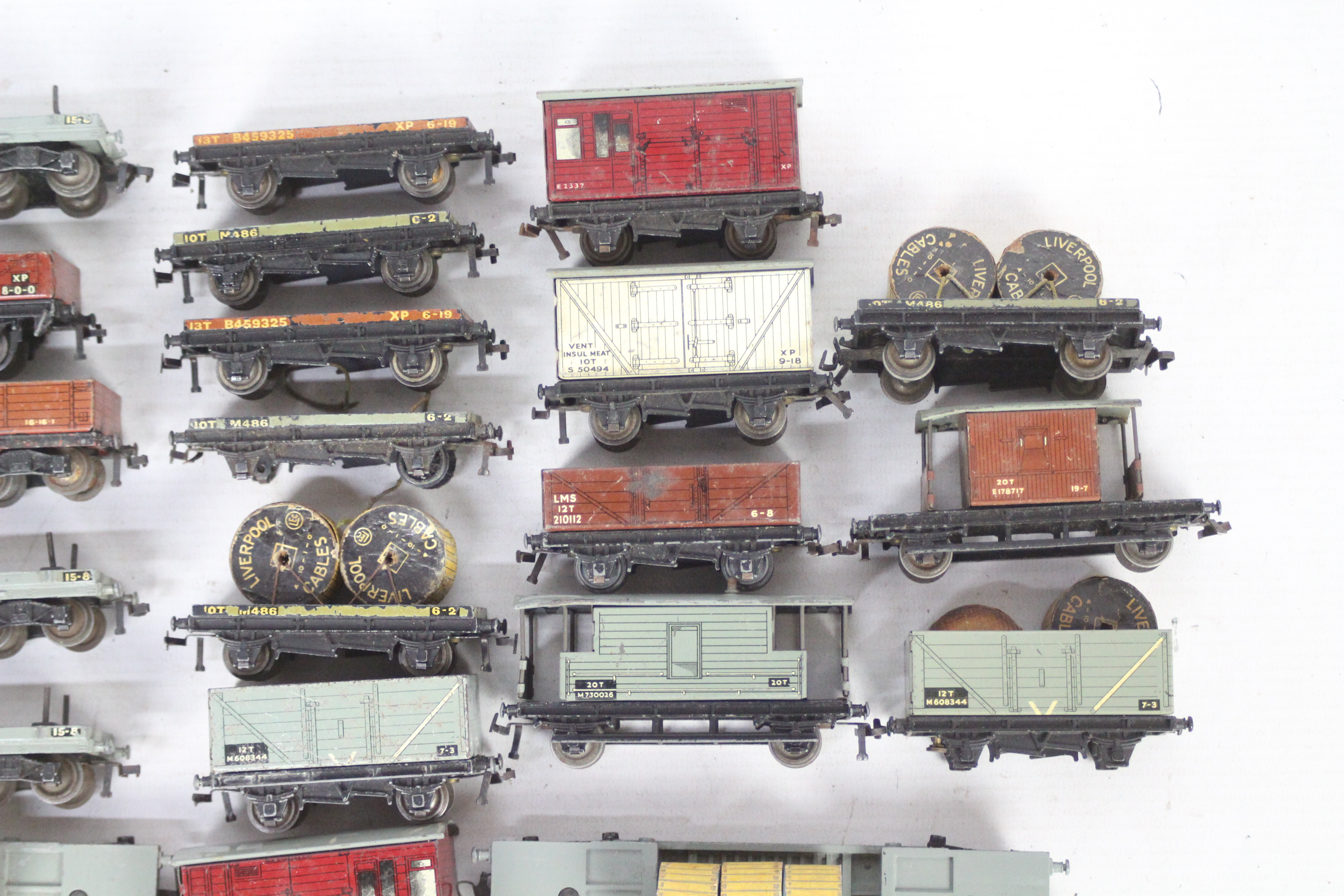 Hornby Dublo - Over 20 unboxed Hornby Dublo OO gauge wagons and vans. - Image 5 of 5