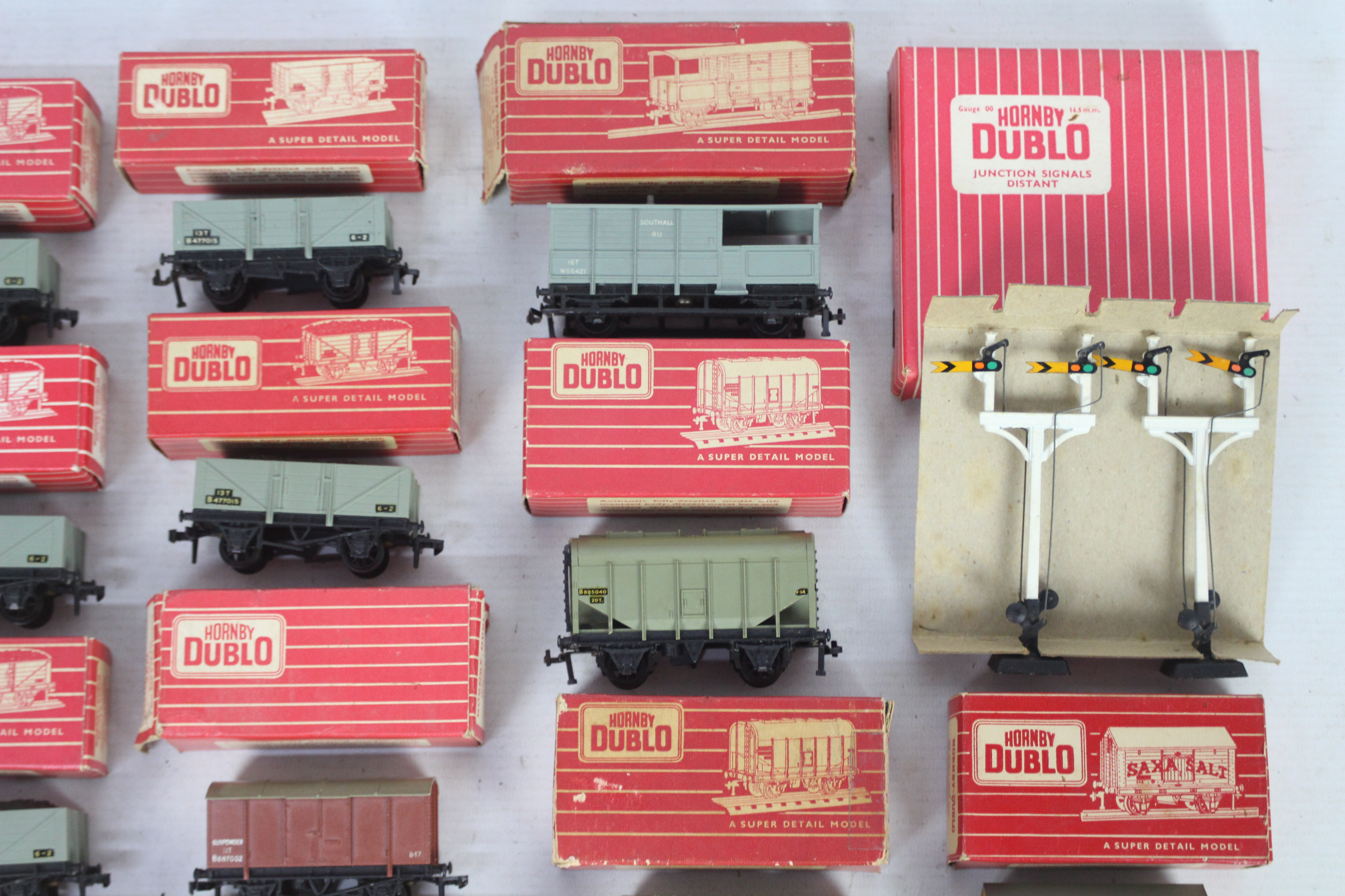 Hornby Dublo - A collection of boxed Hornby Dublo OO gauge wagons with a boxed set of signals. - Image 3 of 5