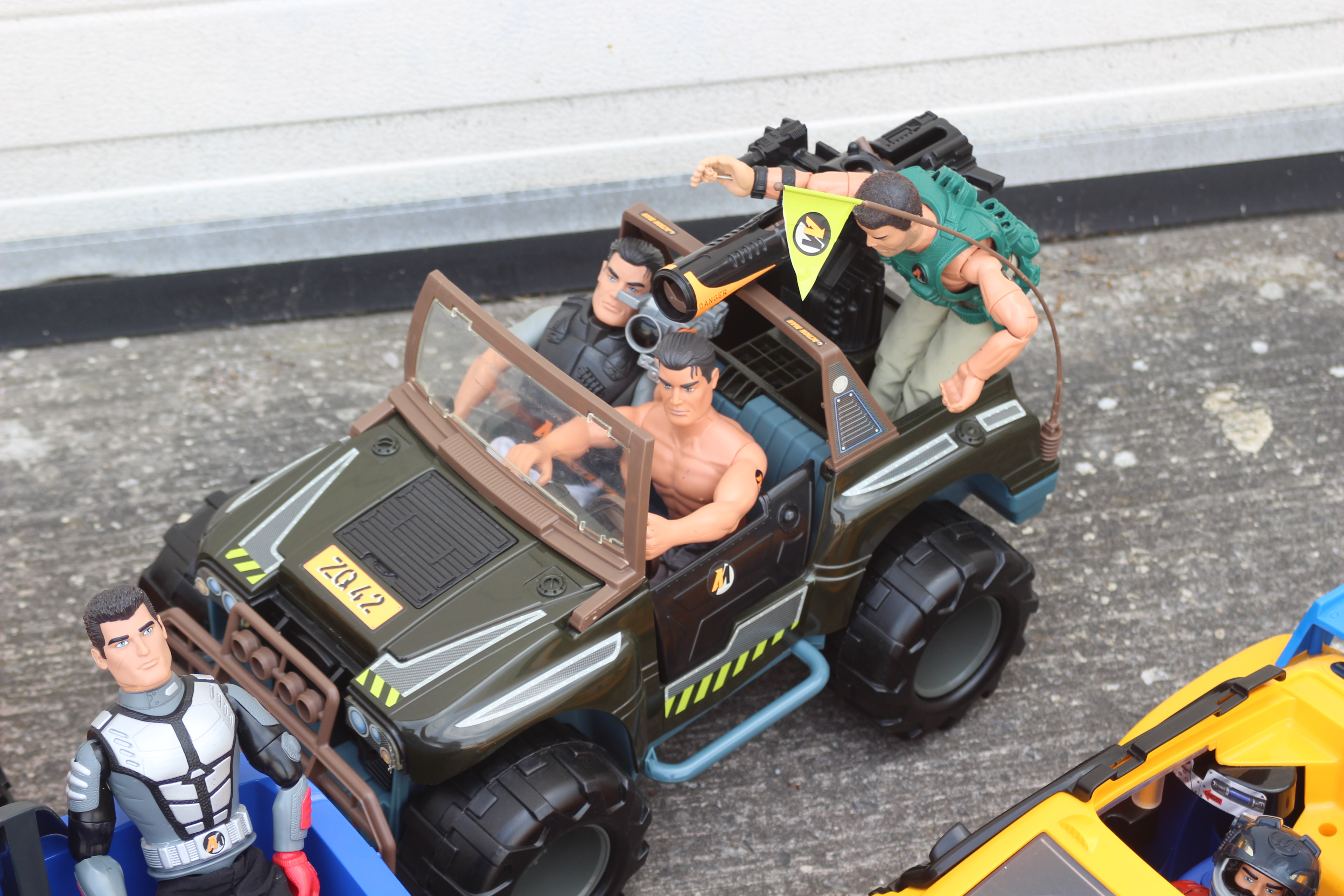 Action Man - A collection of 8 figures and 4 vehicles. - Bild 2 aus 5