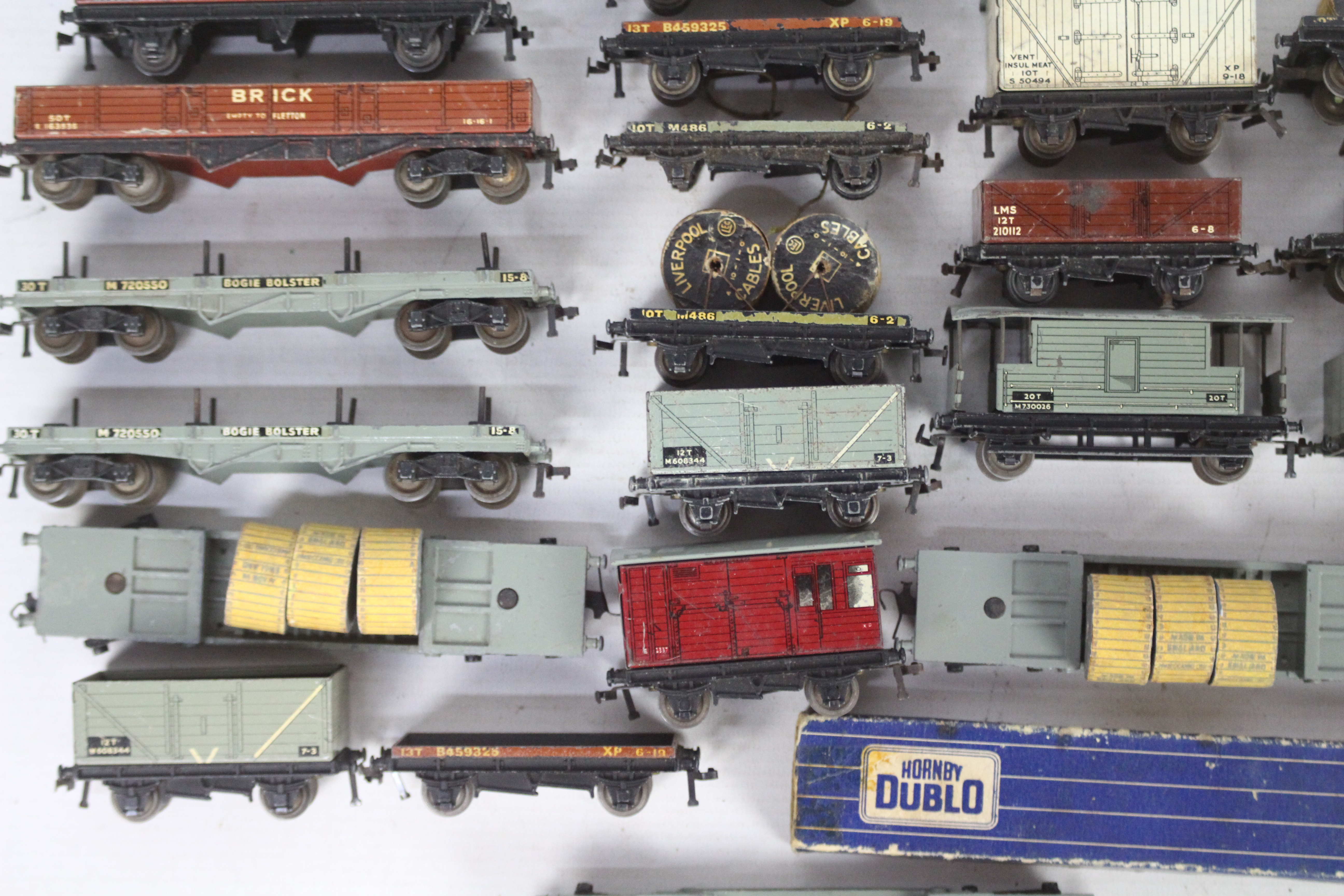 Hornby Dublo - Over 20 unboxed Hornby Dublo OO gauge wagons and vans. - Image 3 of 5