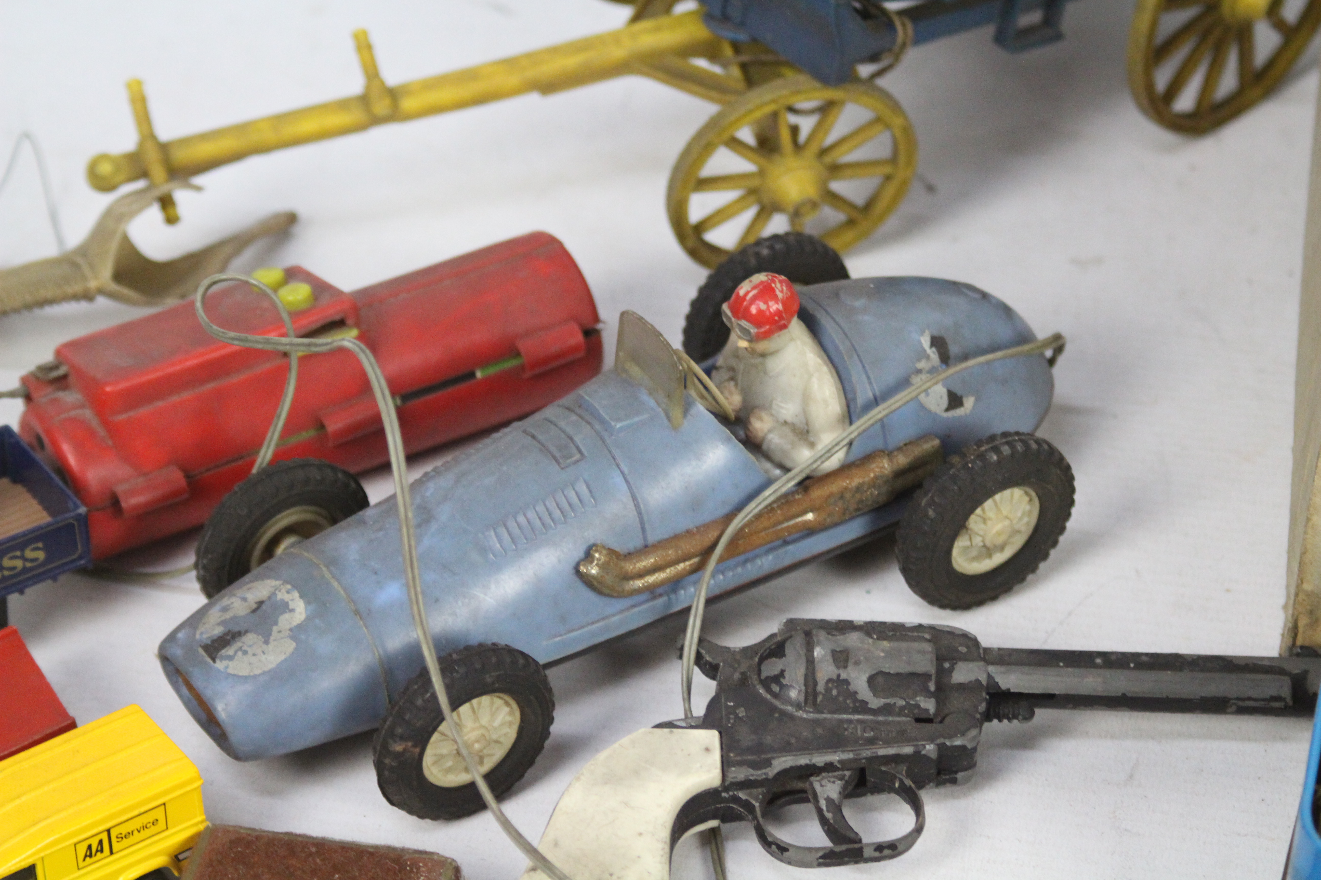 Marx, Timpo, Crescent, Airfix, Others - A mixed collection of vintage toys in playworn condition, - Bild 6 aus 6