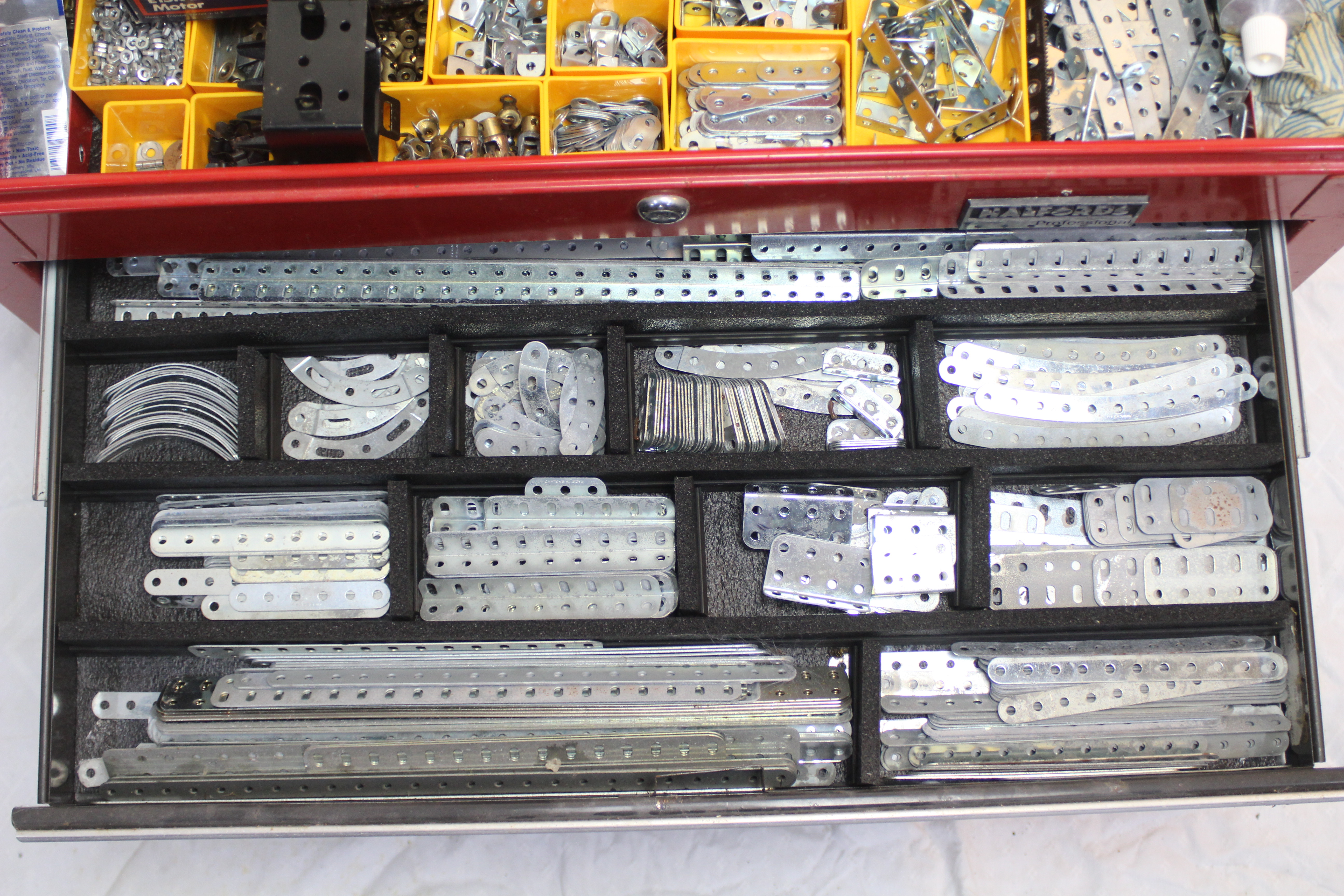 Meccano - A large quantity of Meccano housed in an Halfords 4-Drawer metal chest. - Bild 4 aus 8