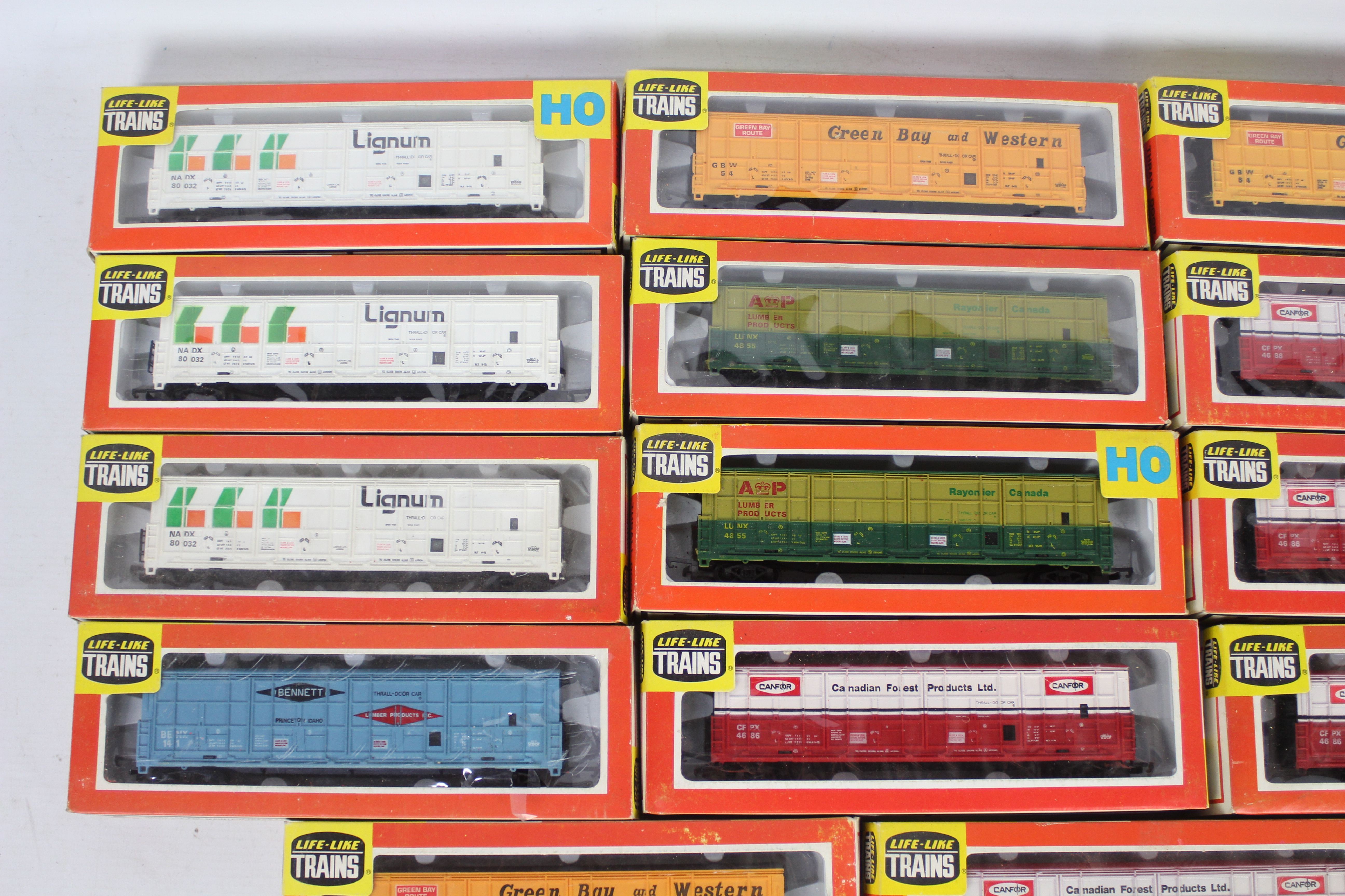 Life-Like Trains - 14 x HO Gauge Thrall Door Box Cars in several liveries, Lignum, Bennett Lumber, - Image 2 of 3