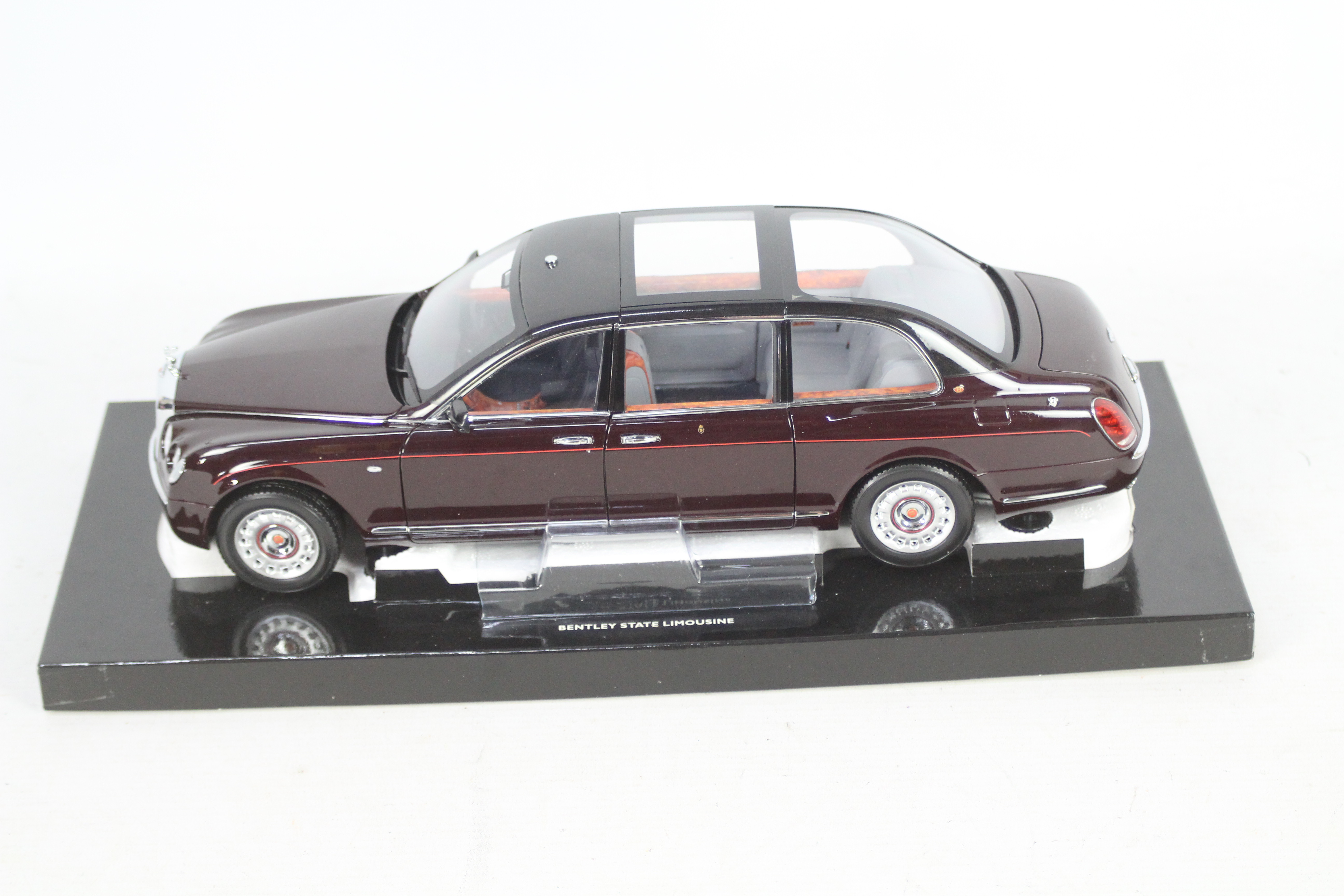 Paragon Models Bentley State Limousine. - Bild 2 aus 6