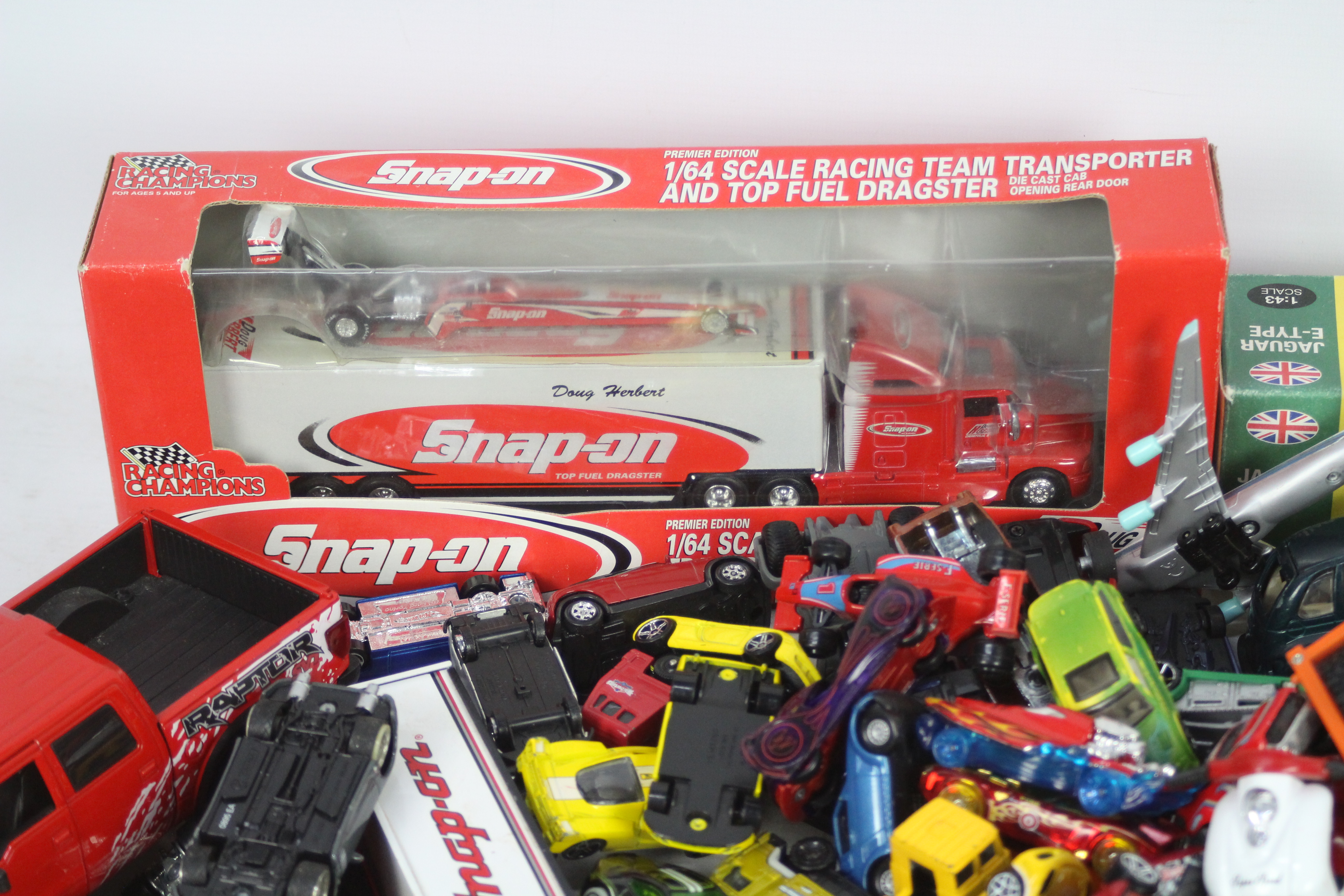 A large collection of 140 Die Cast Hotwheels - Matchbox - Jaguar cars - Snap-on and more. - Bild 2 aus 4