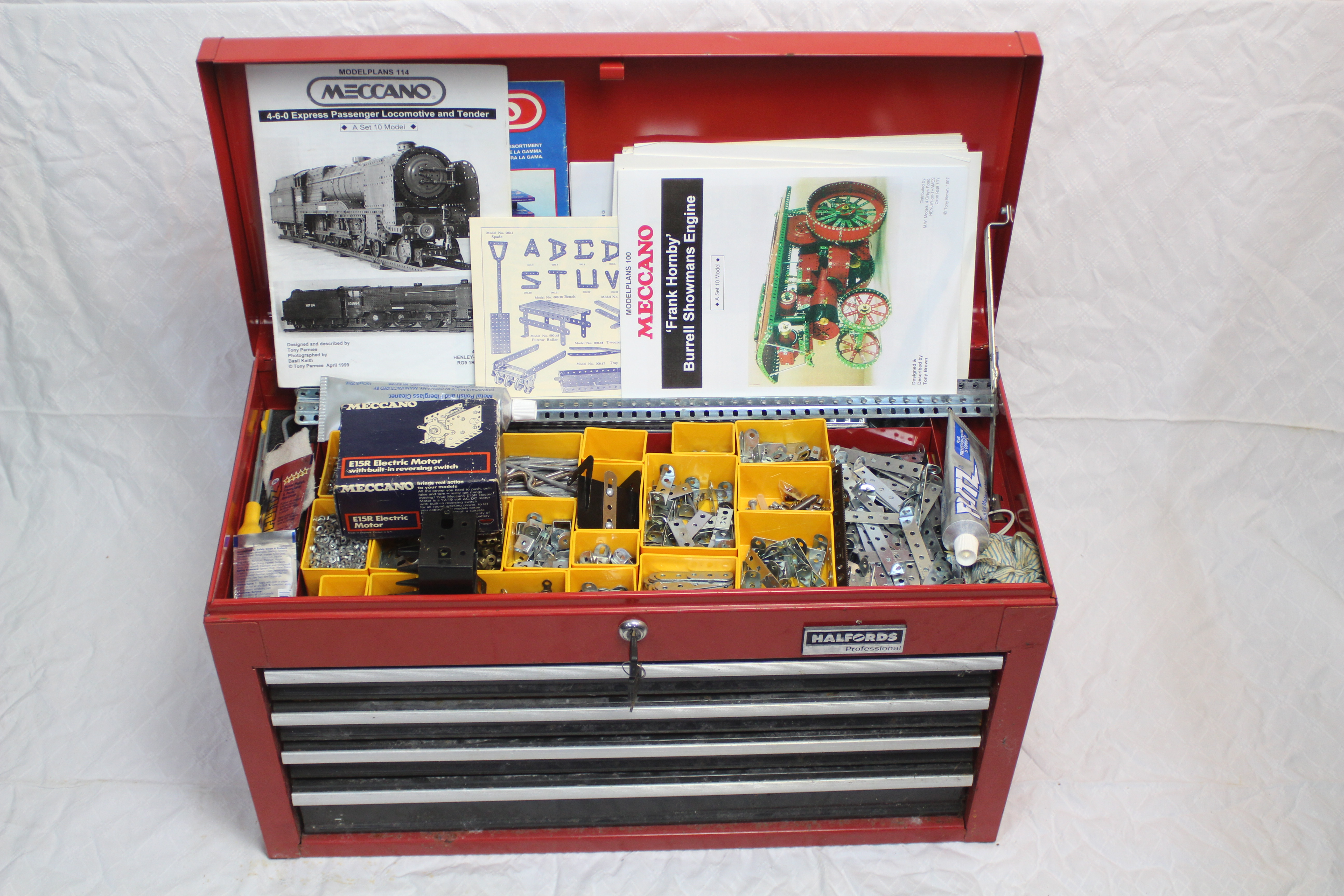 Meccano - A large quantity of Meccano housed in an Halfords 4-Drawer metal chest.
