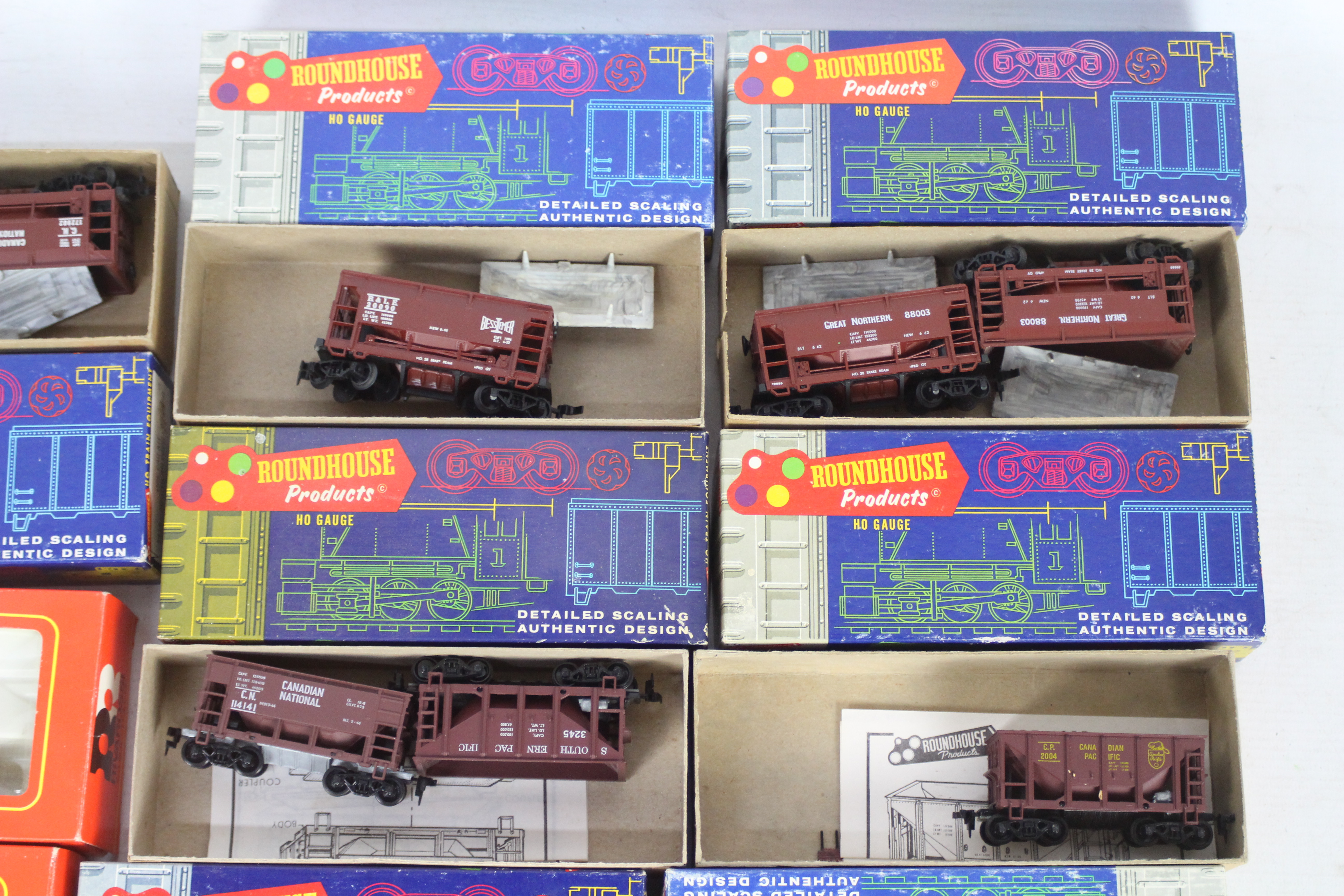 Roundhouse - Rivarossi - 12 x HO Scale wagons including 10 x Ore Cars in various liveries # 1422 - Image 3 of 4