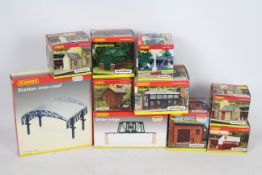 Hornby - Skaledale - 10 x boxed items of OO gauge buildings and trackside accessories including