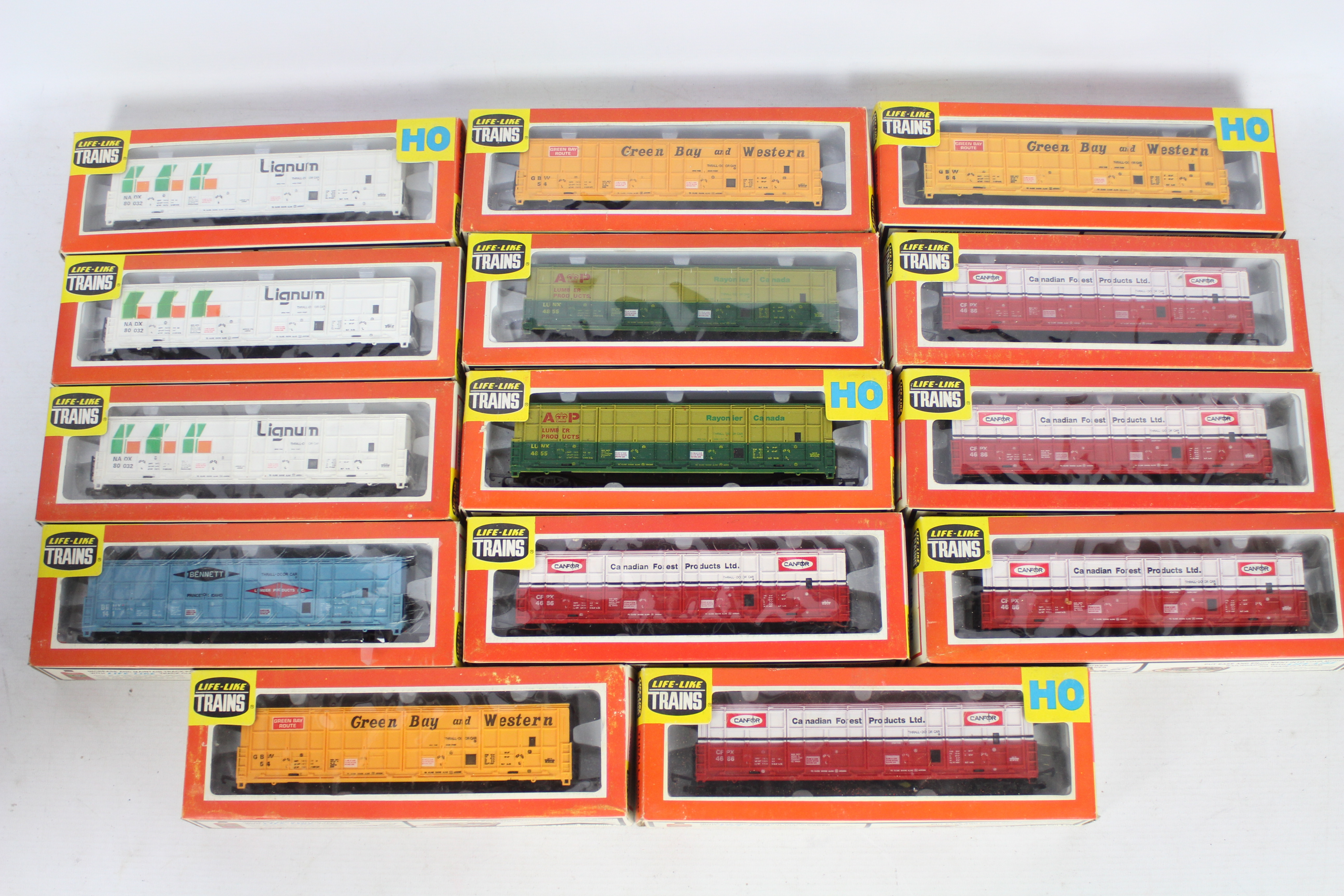 Life-Like Trains - 14 x HO Gauge Thrall Door Box Cars in several liveries, Lignum, Bennett Lumber,