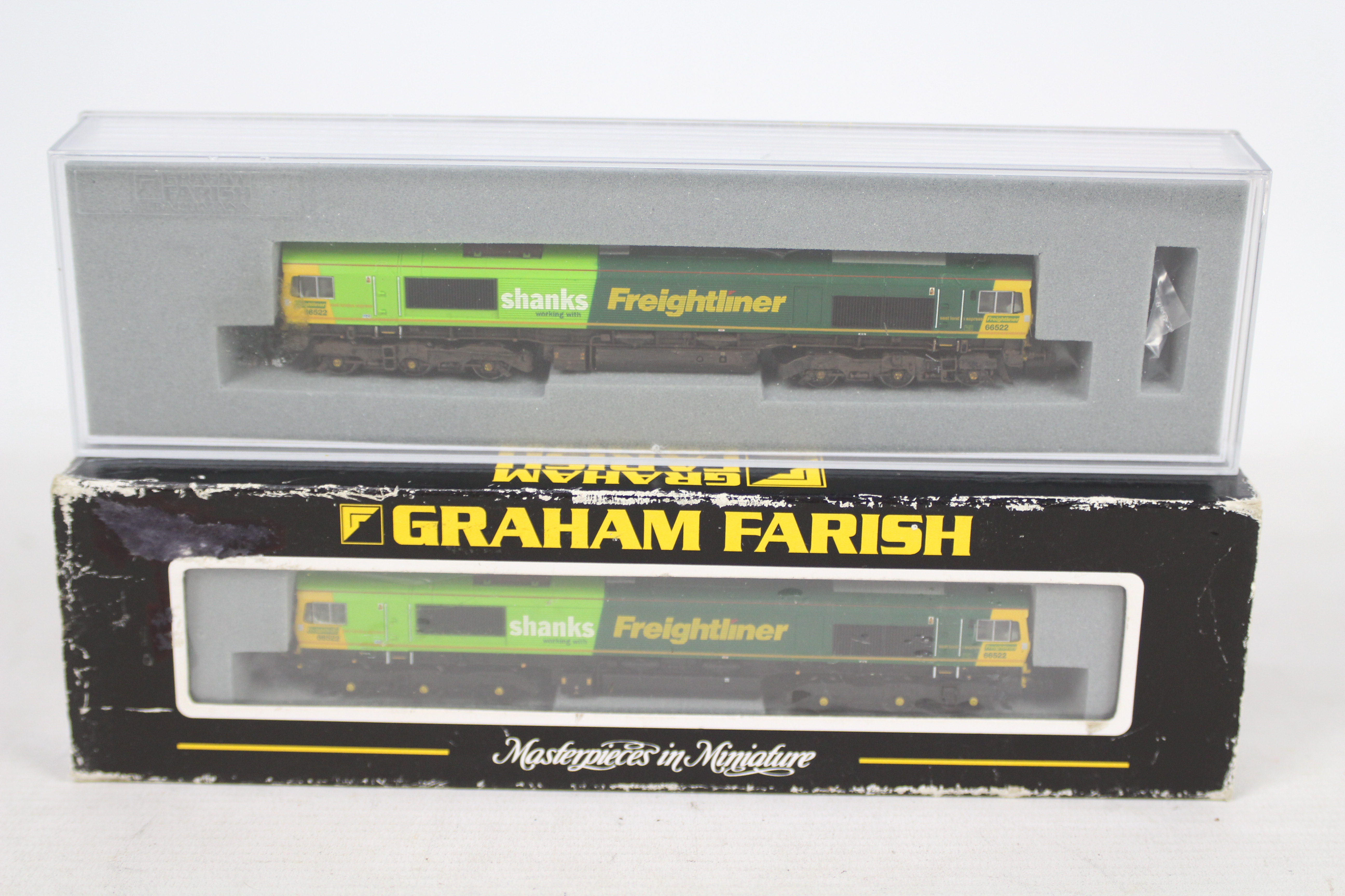 Graham Farish - Bachmann - 2 x N Gauge Class 66 Diesel locos in Freightliner Shanks livery