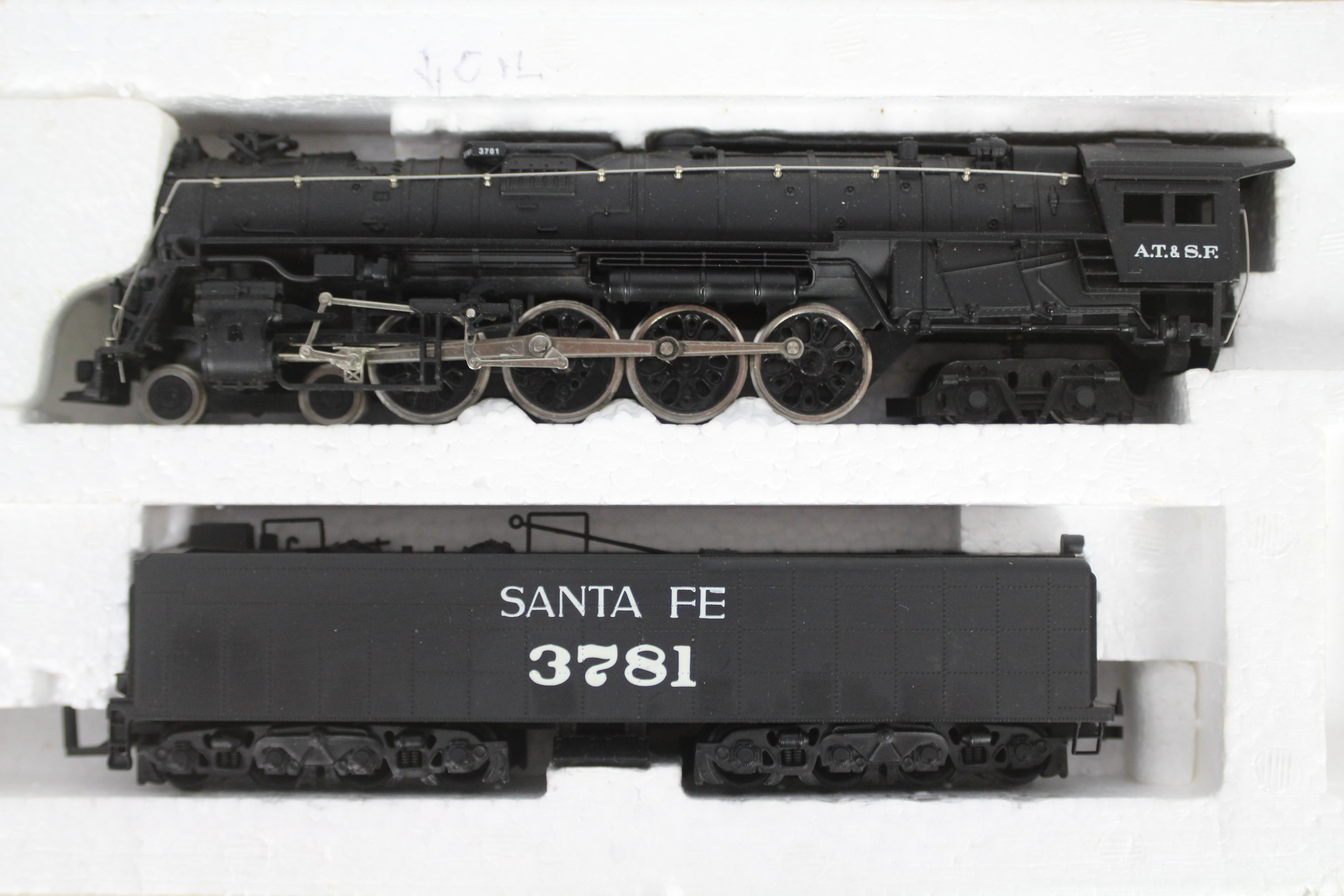 Bachmann - A boxed HO scale Santa Fe 4-8-4 steam loco operating number 3781 with light and smoke. - Image 2 of 3