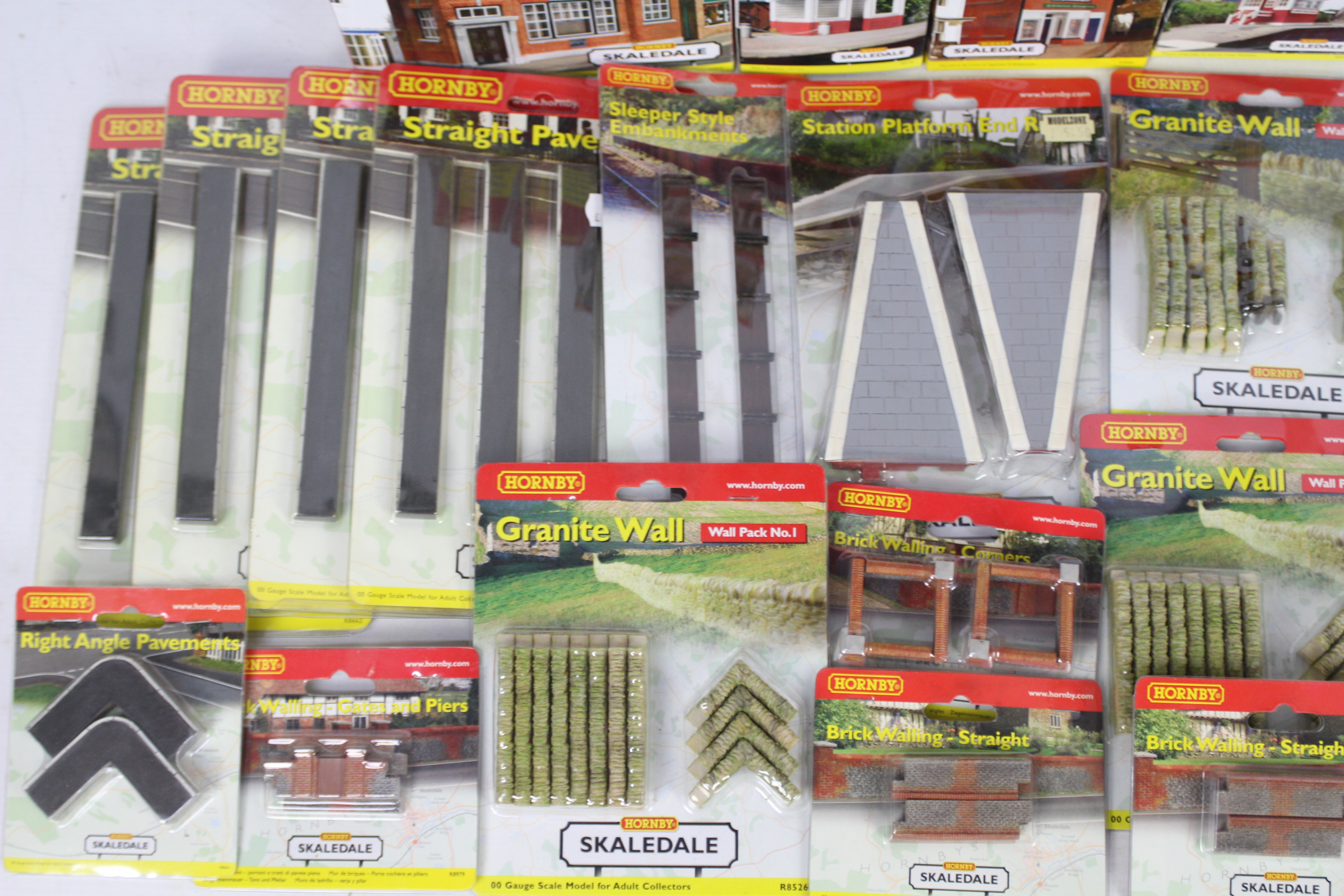 Hornby - Skaledale - A collection of 7 x boxed OO Gauge buildings and 22 x carded / boxed - Image 3 of 4