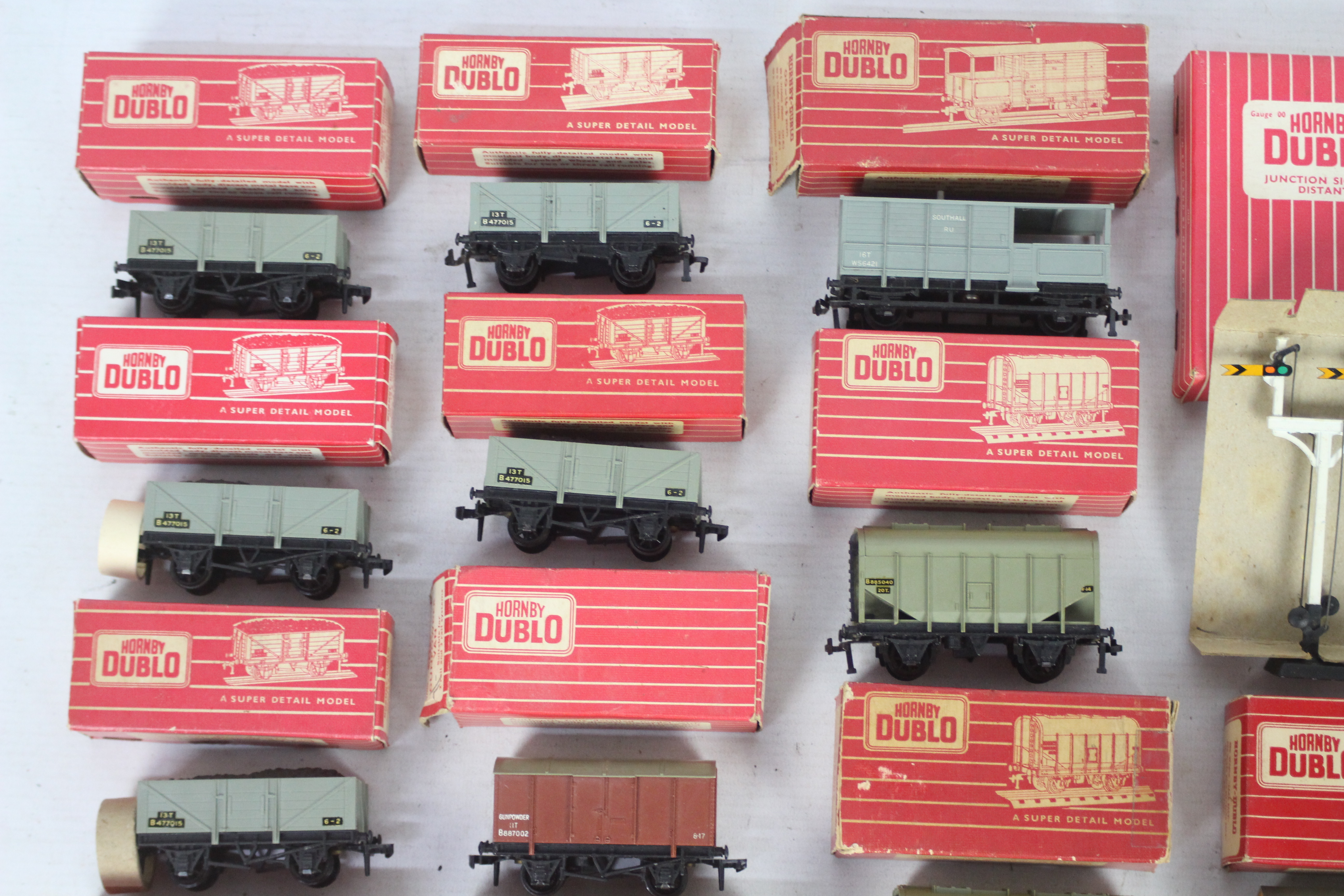 Hornby Dublo - A collection of boxed Hornby Dublo OO gauge wagons with a boxed set of signals. - Image 4 of 5