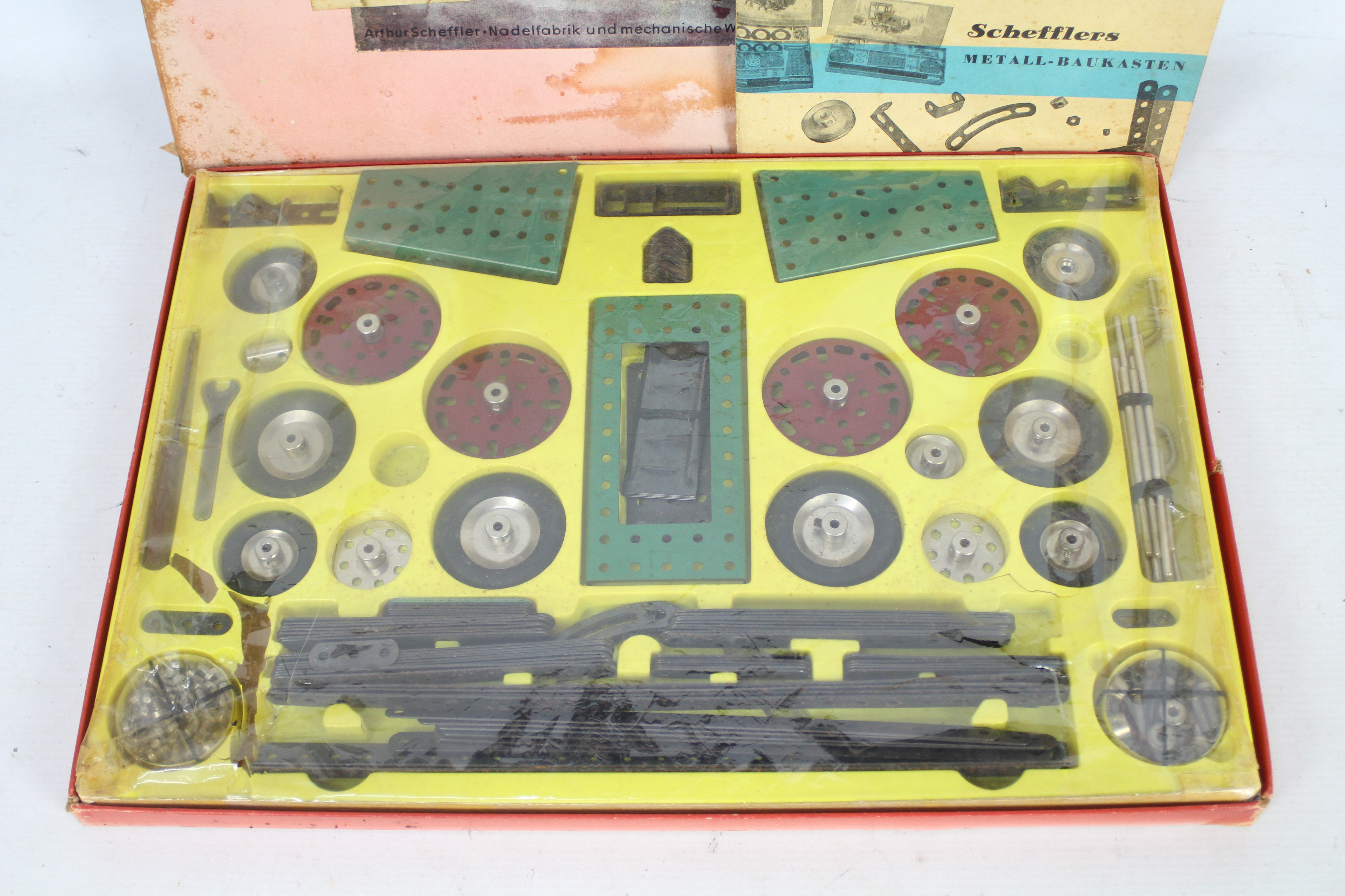 Schefflers - A boxed Schefflers No.3 metal toy construction set (German equivalent of Meccano). - Image 2 of 9