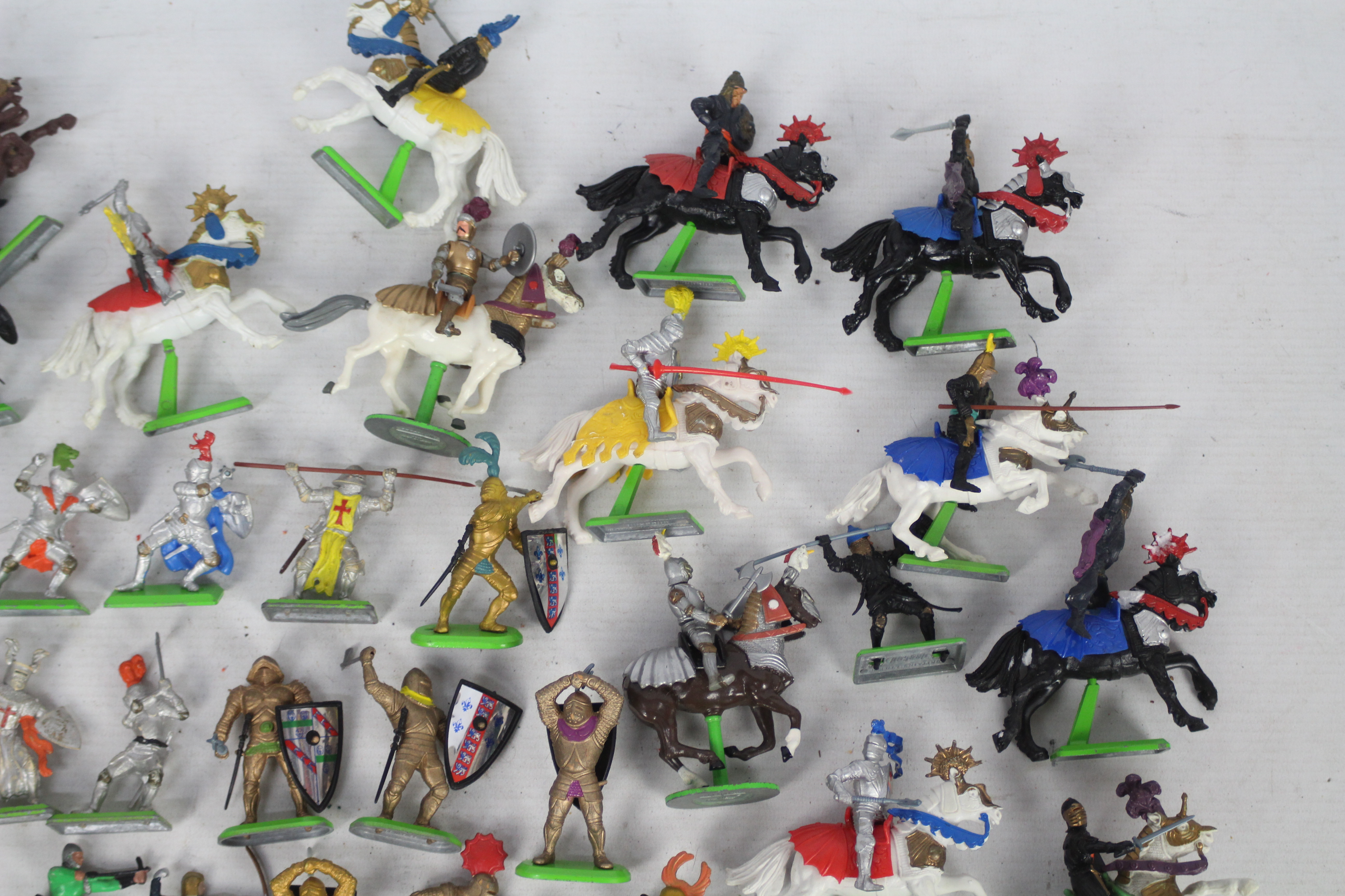 A large collection of Britains Ltd - Deetail painted plastic figures including Knights and Saracens - Bild 5 aus 5