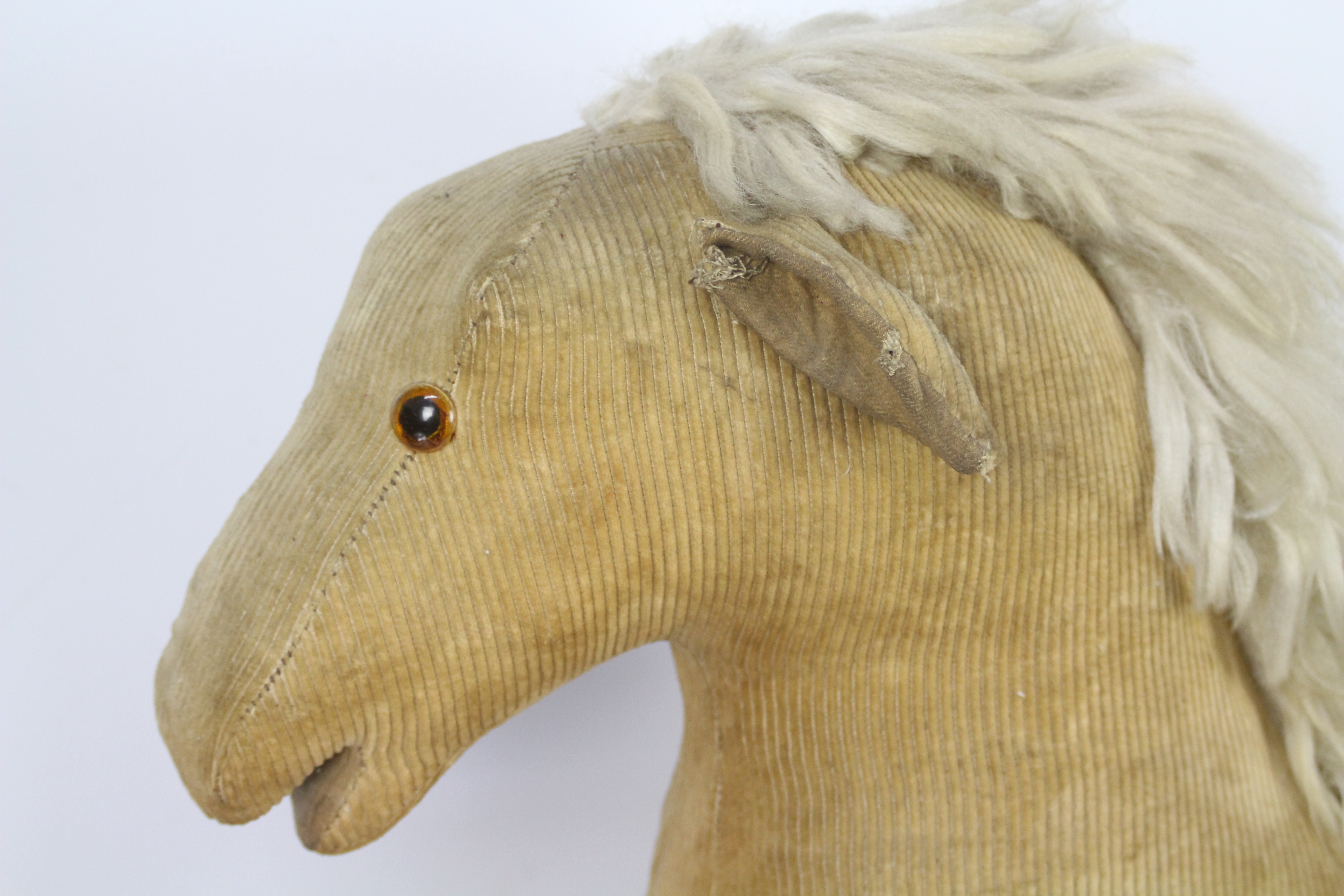 An unconfirmed brand retro rocking horse with Maine and tail hair. - Bild 2 aus 2