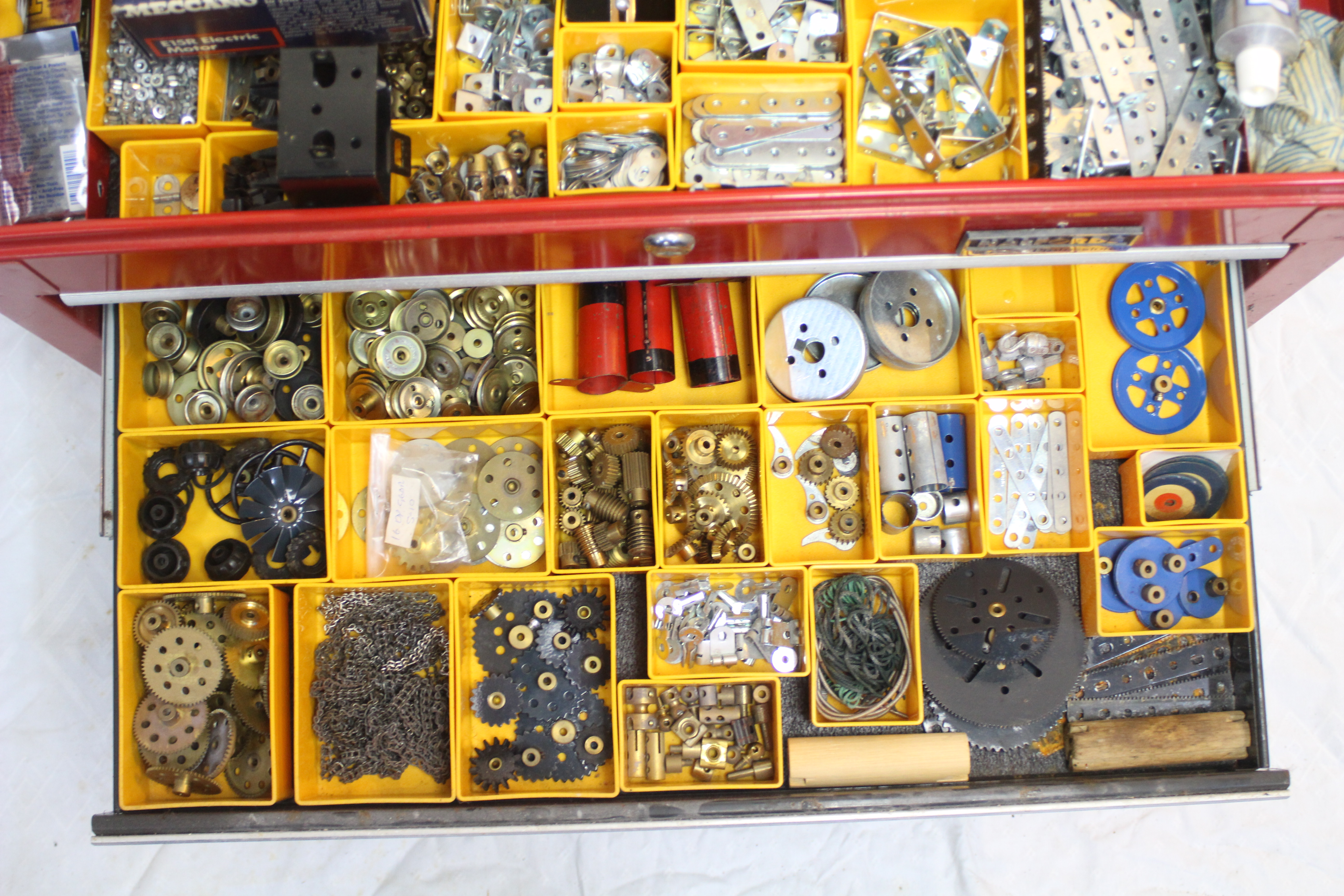 Meccano - A large quantity of Meccano housed in an Halfords 4-Drawer metal chest. - Bild 5 aus 8