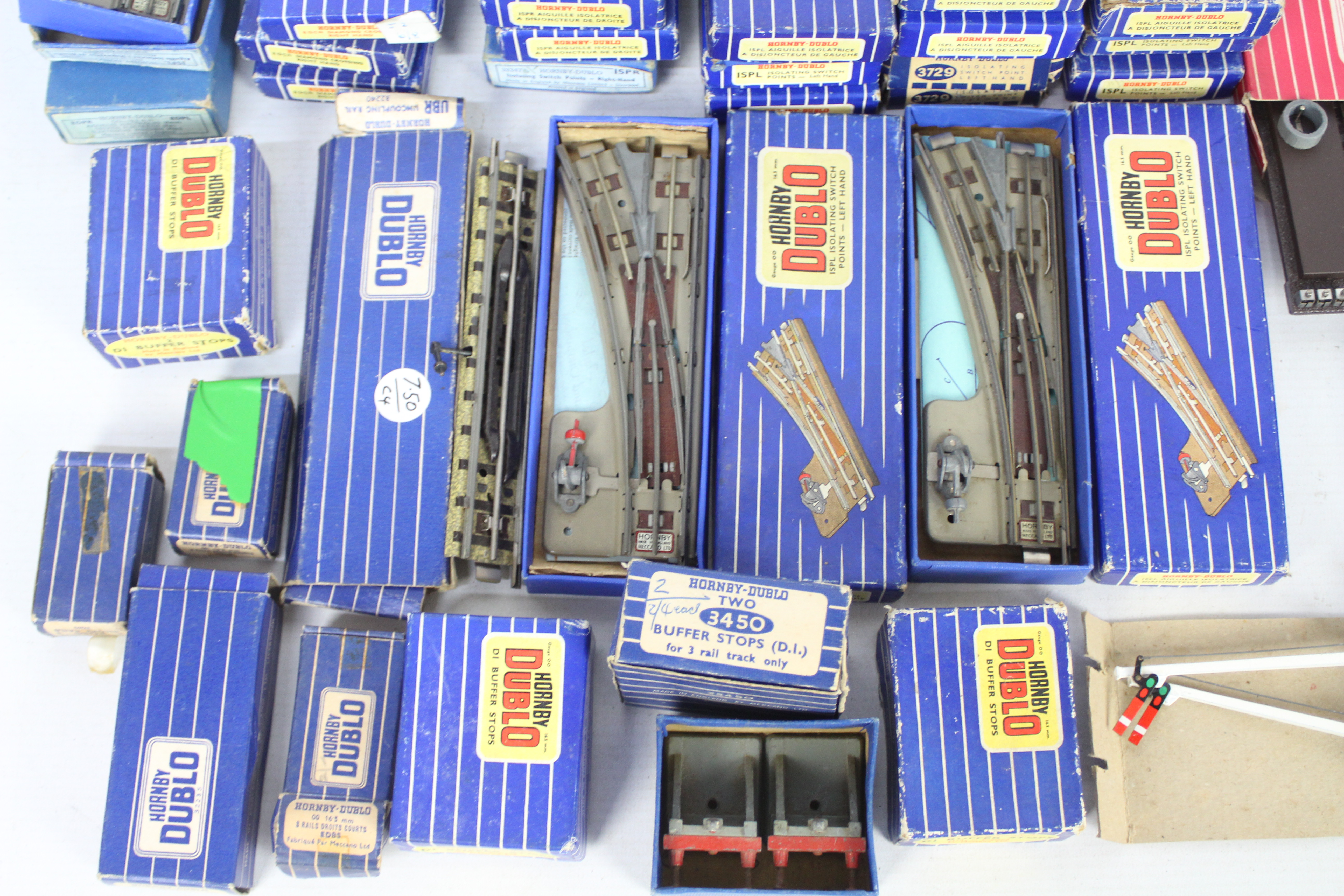 Hornby Dublo - A large collection of boxed Hornby Dublo predominately 3-rail track parts and - Image 2 of 5