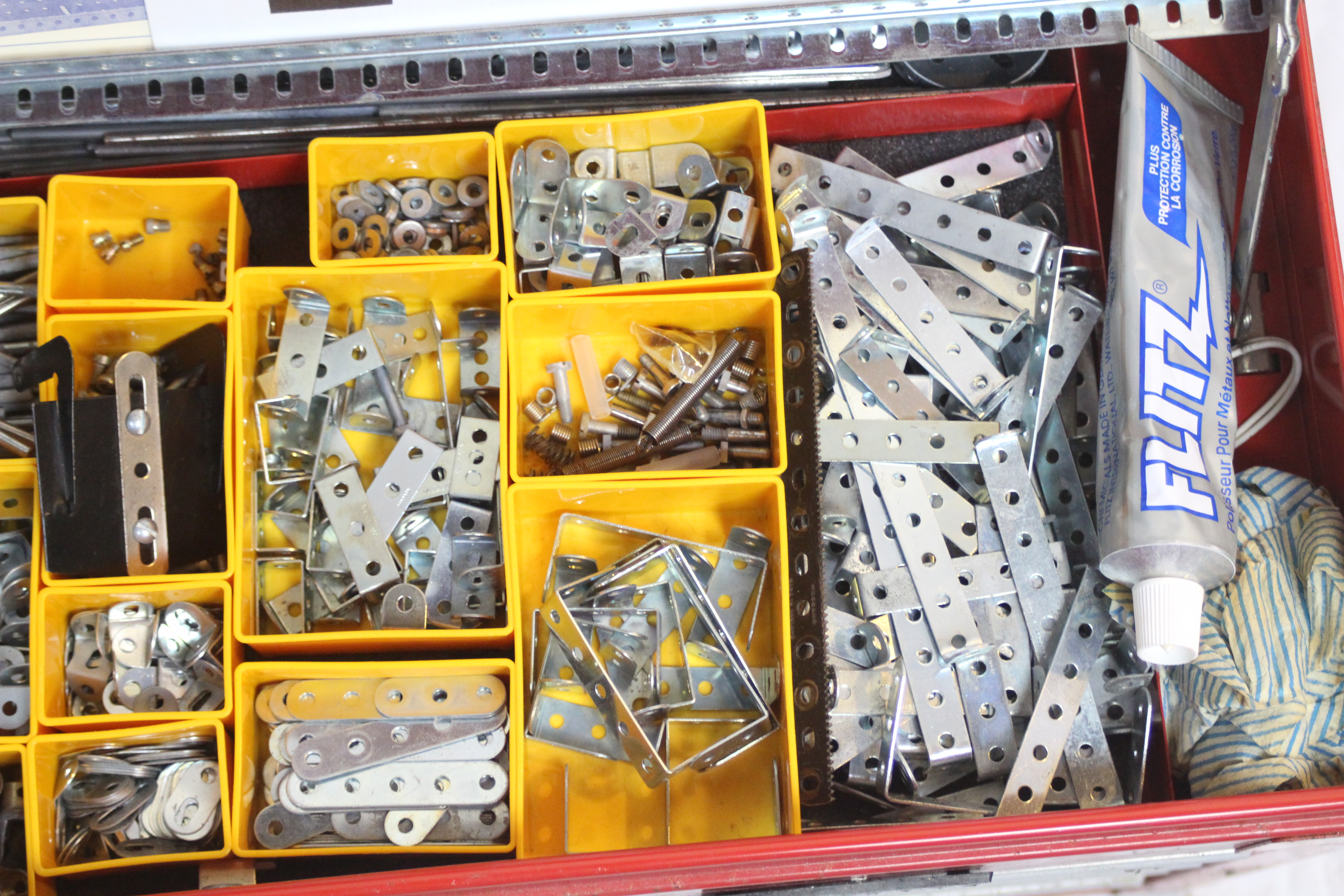 Meccano - A large quantity of Meccano housed in an Halfords 4-Drawer metal chest. - Bild 3 aus 8