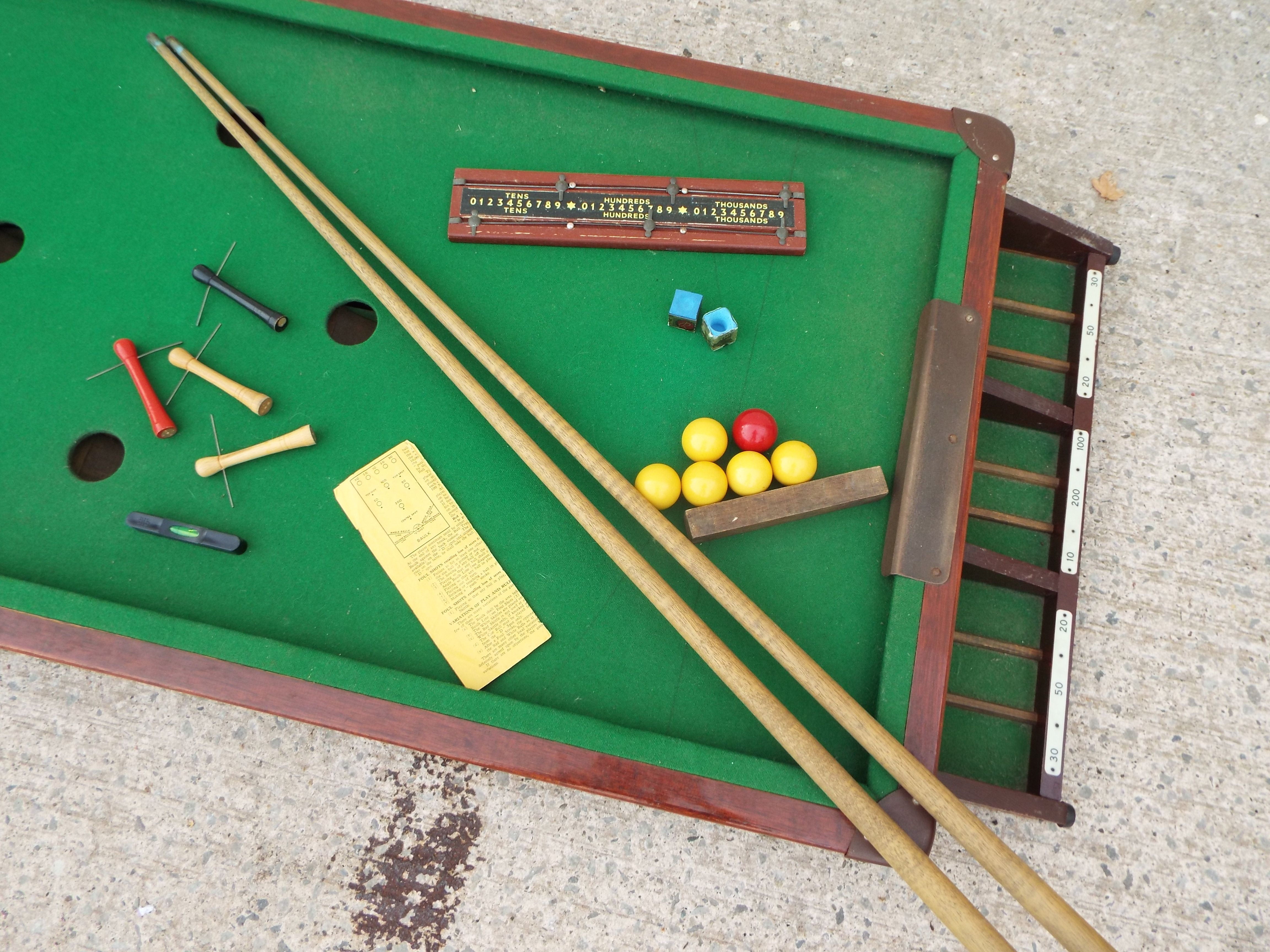 Joe Davis - A vintage Joe Davis 1/8 size Billiard Table with accessories. - Bild 2 aus 5