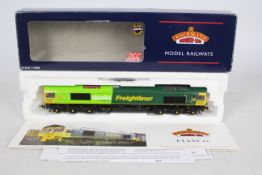 Bachmann - A OO gauge Class 66 Diesel loco with DCC Sound in Freightliner Shanks livery operating