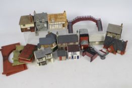 Hornby - Skaledale - A collection of 12 buildings and some other accessories in OO scale including