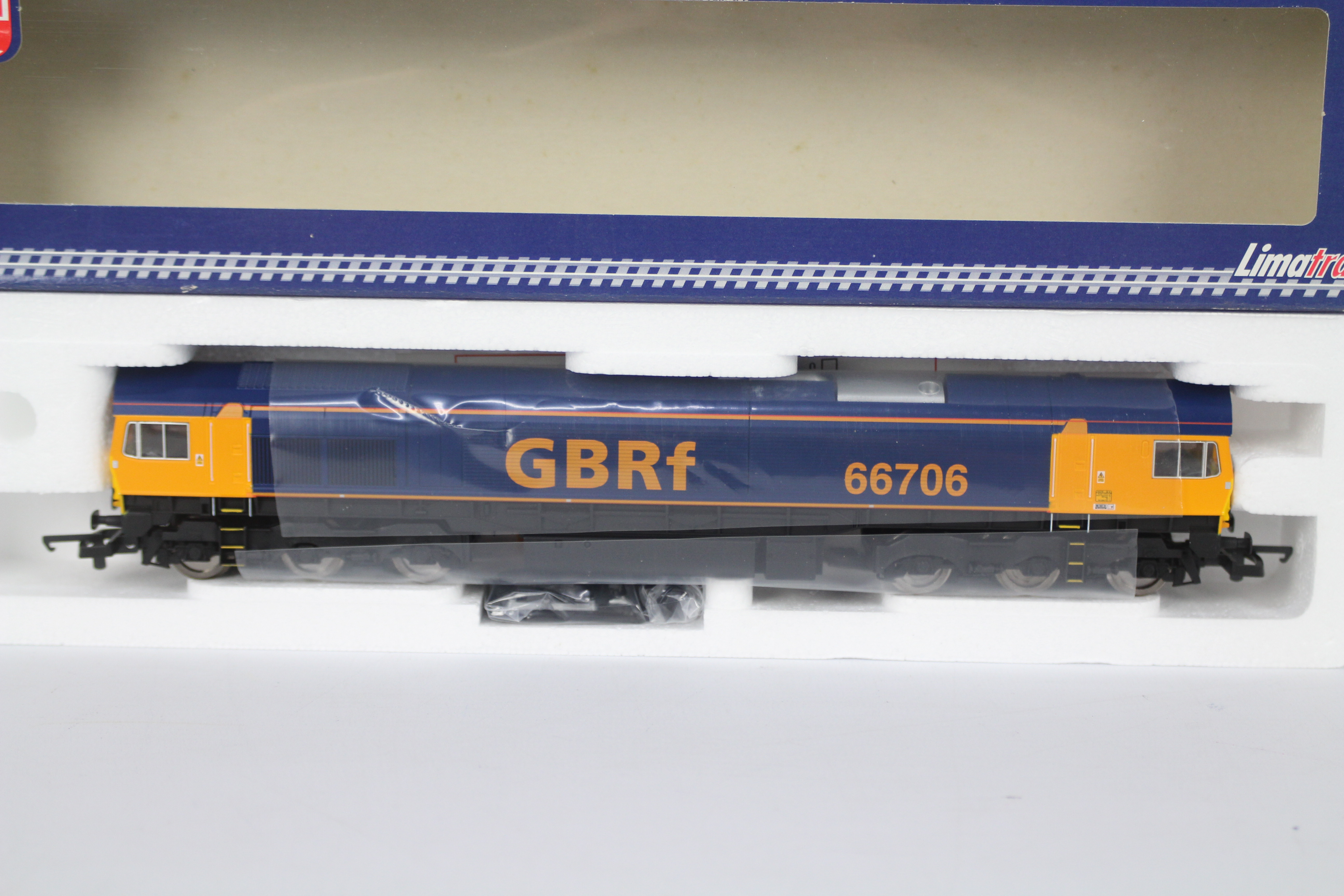 Lima - A OO gauge class 66 Diesel Loco in GBRf blue and yellow livery operating number 66706. - Bild 2 aus 2