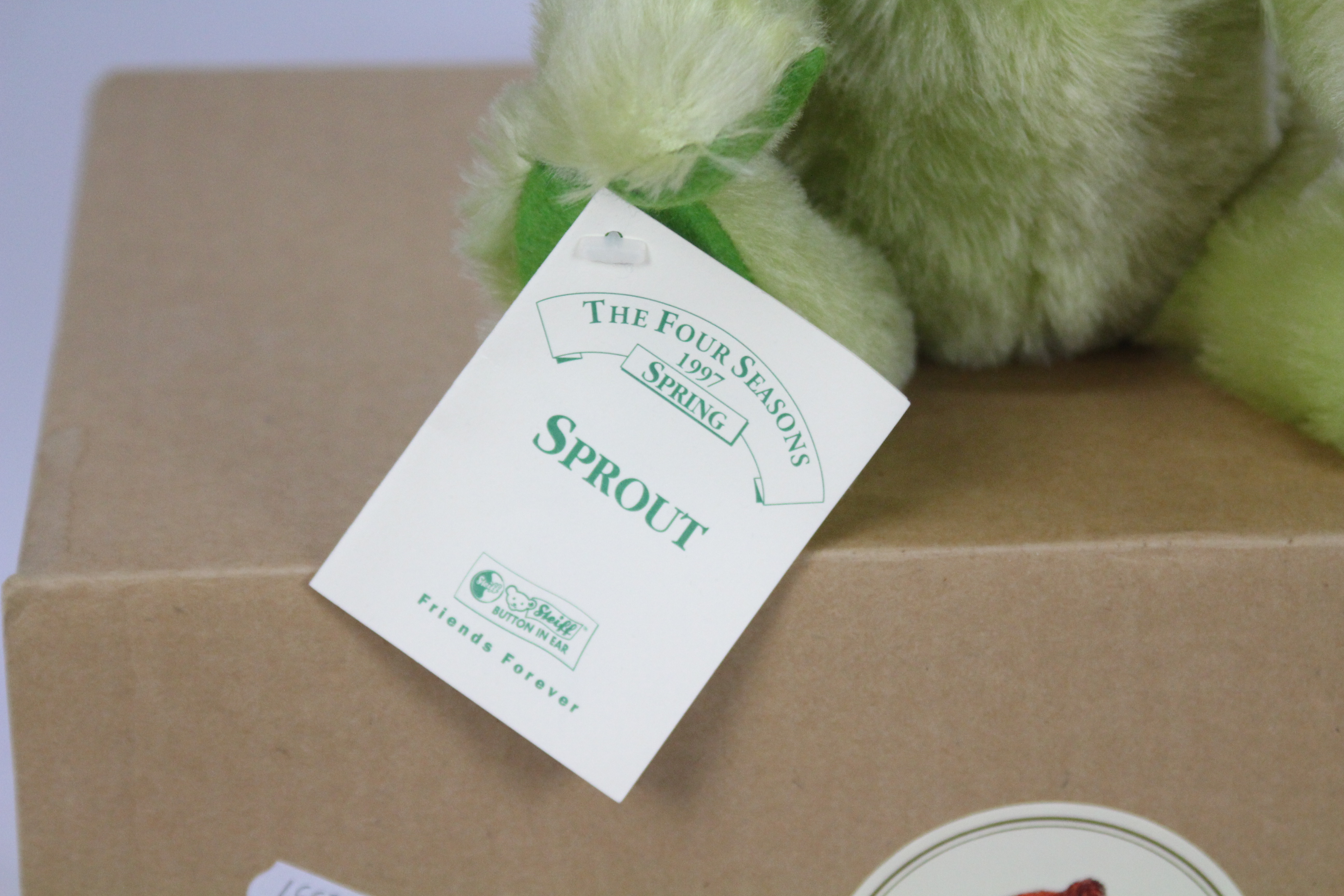 Steiff - A boxed green / blonde mohair #00990 Four Seasons 'Sprout' Spring 1997 - The green bear - Bild 5 aus 6