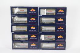 Bachmann - A train of 10 boxed OO gauge 90 Tonne Bogie Hopper Wagons in Tilcon livery # 37-325B.