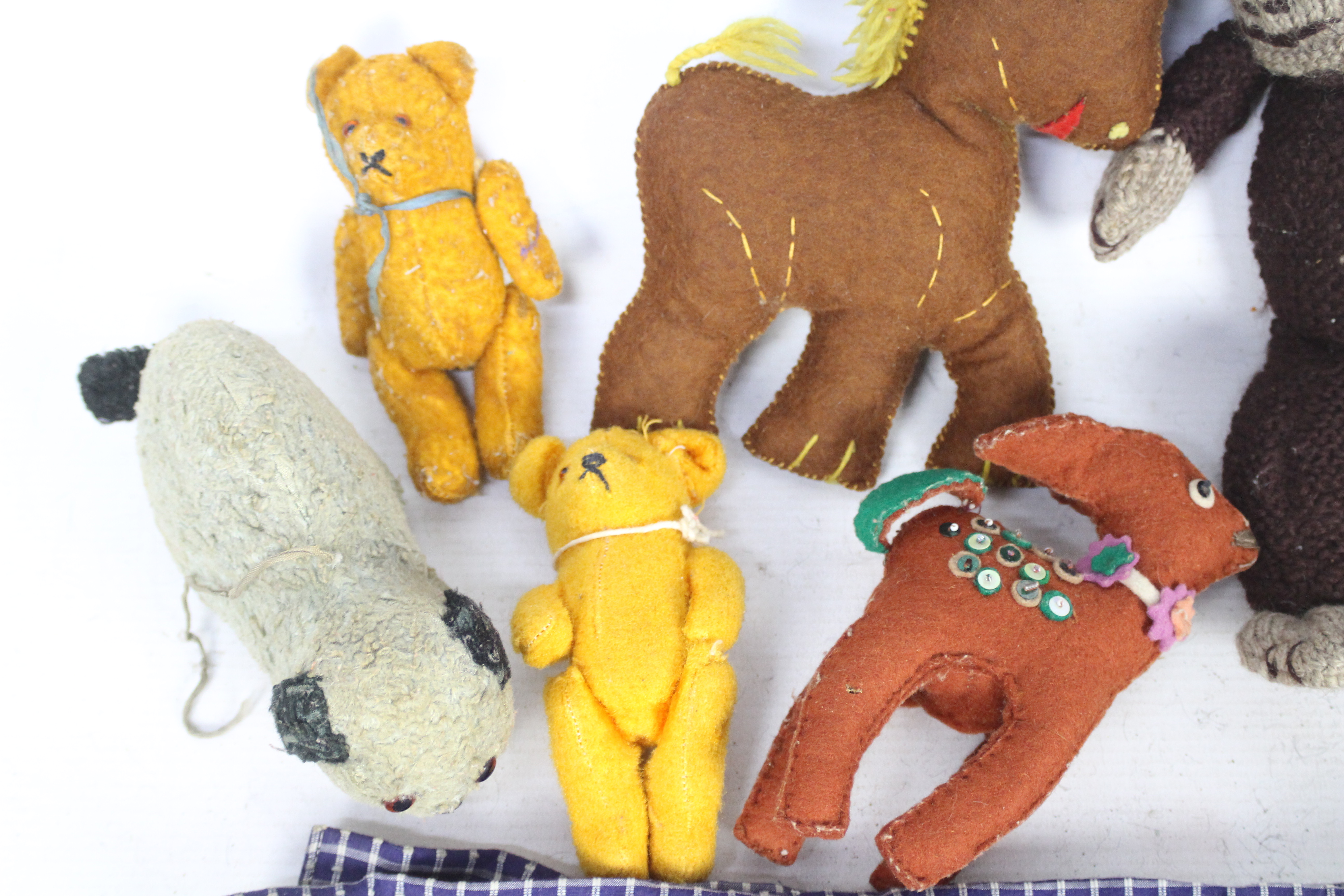 Unknown Maker - 6 vintage soft toys including two golden Bears with jointed limbs which are - Bild 3 aus 3