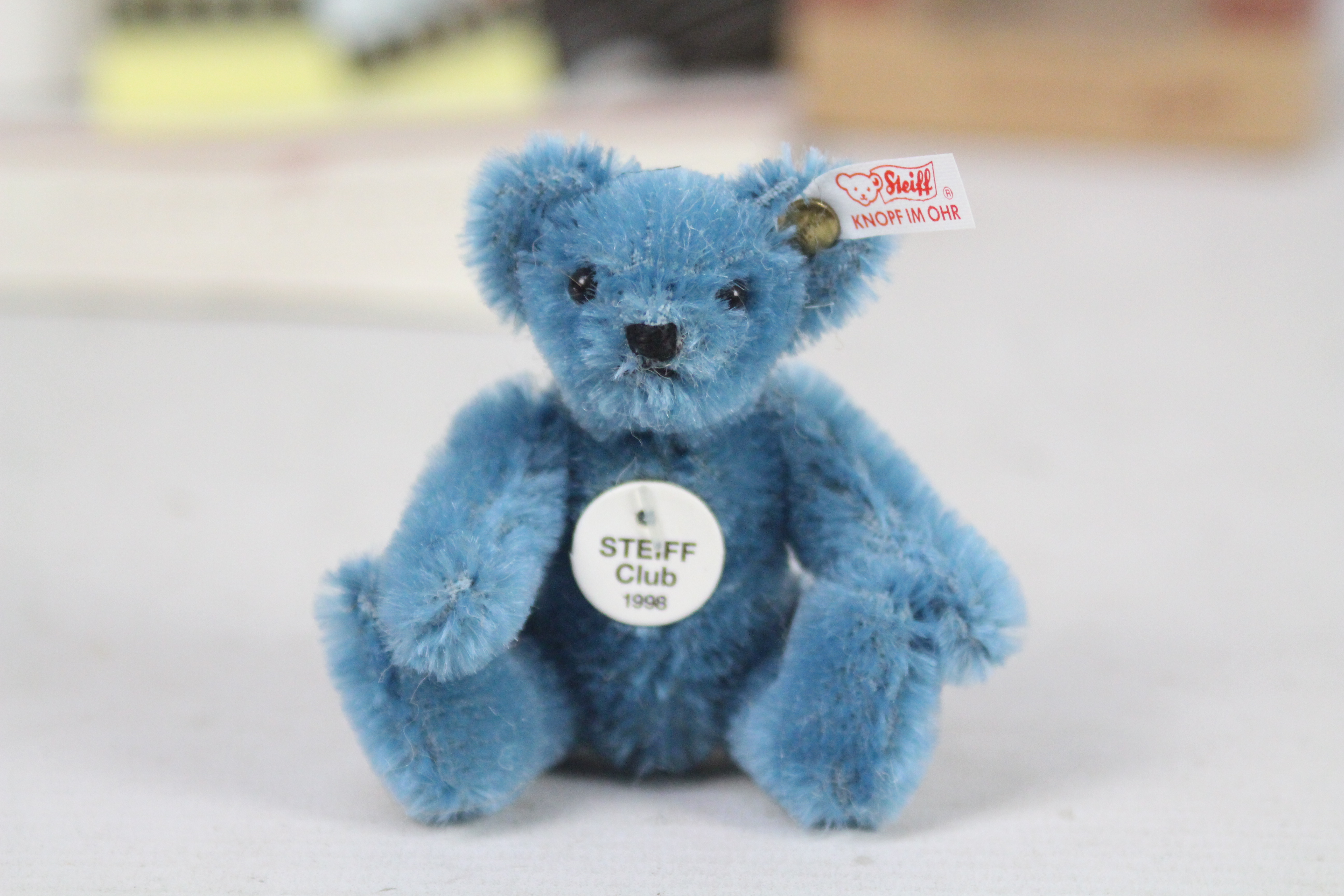 Steiff - A boxed miniature mohair 'Annual Gift 1998/99' bear - The 'unusual blue' bear has plastic - Bild 2 aus 4