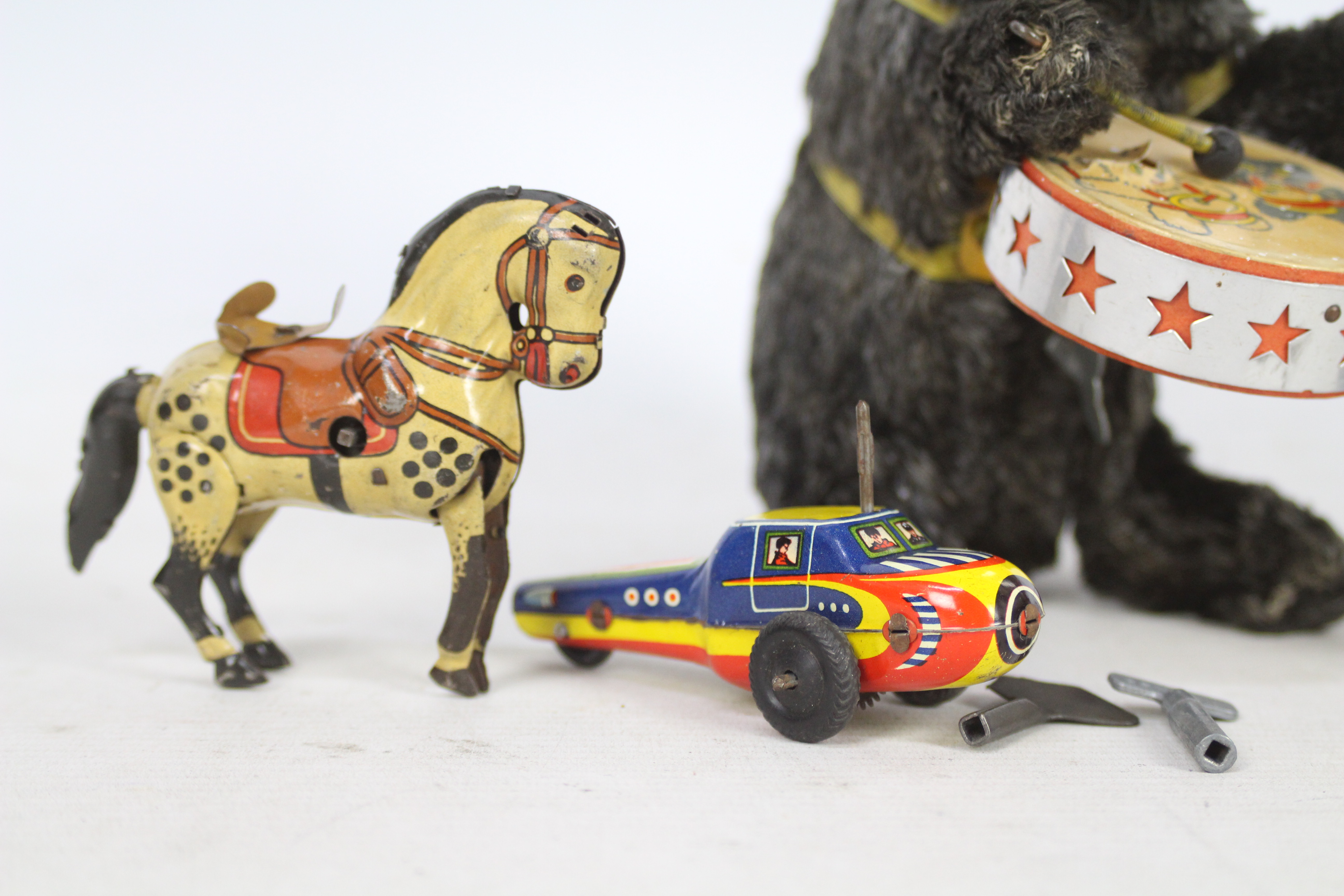 Unknown Makers - A collection of vintage clockwork and tinplate toys including a Drumming Bear - Bild 2 aus 4